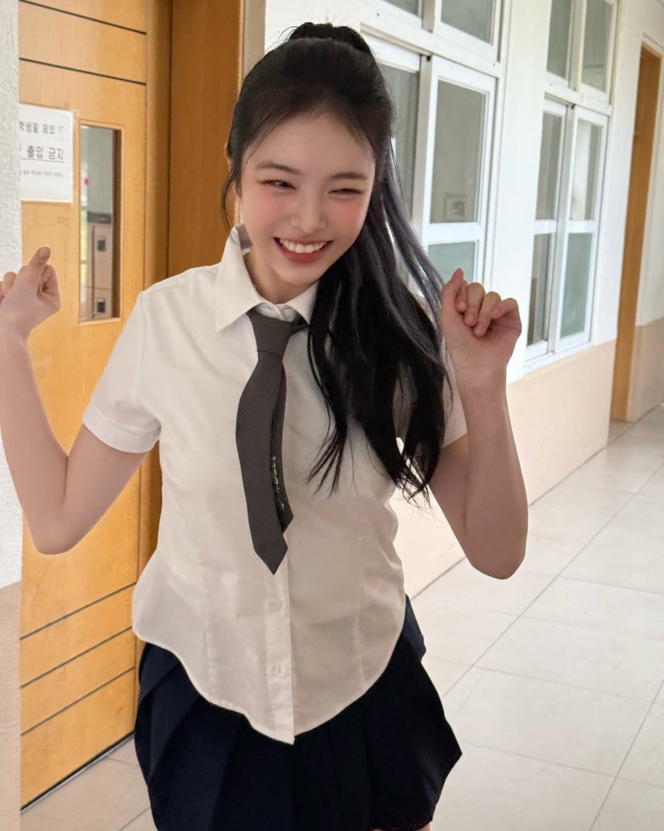 ☁︎·₊°  학교 복도에서 신나게 놀다 보니 왠지 모르게 상쾌해지는 기분이에요 ㅎㅎ 빨간 양말이 포인트! 오늘 학교가 더 스타일리시해 보여요!