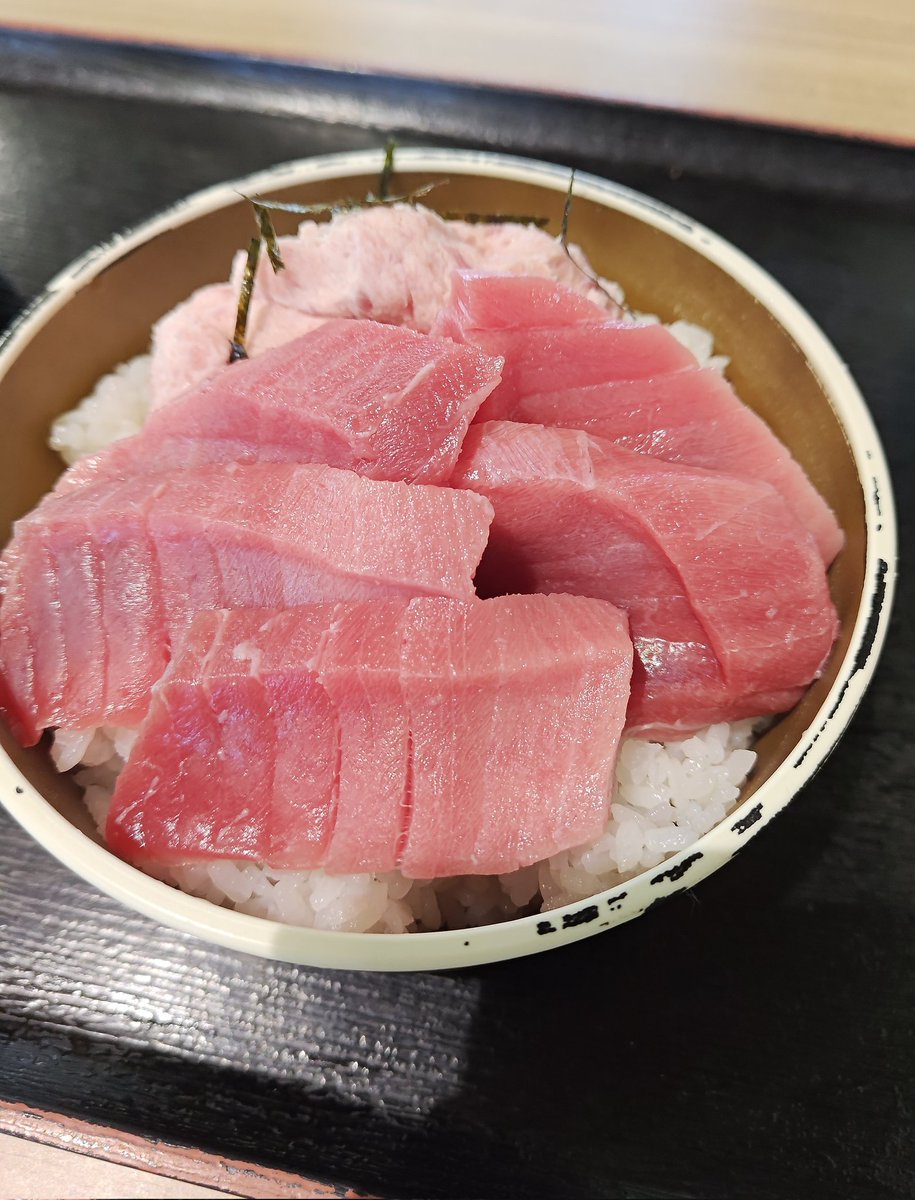 Mokee0523's tweet image. 研究室俺しかいねぇ！！
超豪華なぼっち飯！！
本マグロ！！！