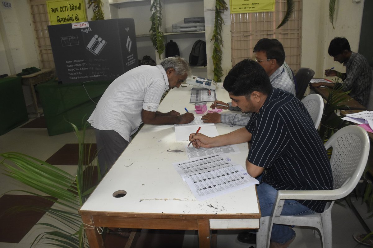 🔷 87- વિસાવદર વિધાનસભા પેટા ચૂંટણી
🔹 મતવિસ્તારમાં મતદાનની પ્રક્રિયા નિયત સમયે આરંભાઈ
🔹 મતદાતાઓ શાંતિપૂર્ણ માહોલમાં મતાધિકારનો ઉપયોગ કરી રહ્યા છે
🔹 દરેક મતદાન મથક પર સુચારુ વ્યવસ્થા

#Visavadar  
#MatdanMahotsav

<a href="/ECISVEEP/">Election Commission of India</a> <a href="/CEOGujarat/">Chief Electoral Officer, Gujarat</a> <a href="/SpokespersonECI/">Spokesperson ECI</a>