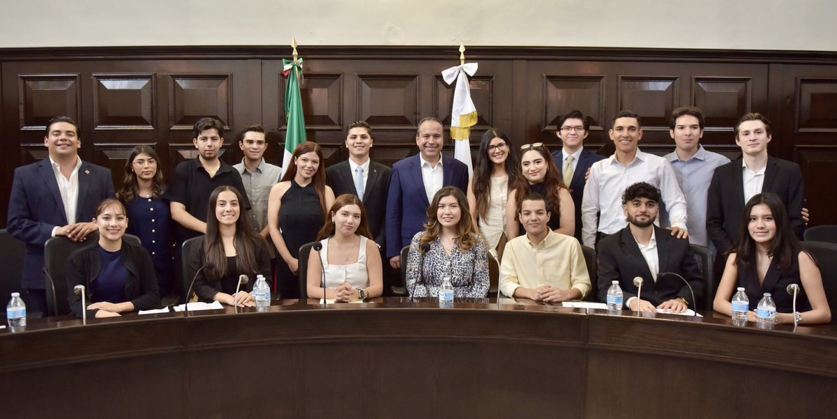 ¡Qué orgullo ver a jóvenes tan comprometidos con transformar su ciudad! 🙌🏼

Me dio mucho gusto participar en la tercera sesión extraordinaria del Cabildo Juvenil 2025, donde pude escuchar y retroalimentar sus propuestas sobre medio ambiente, derechos humanos y participación