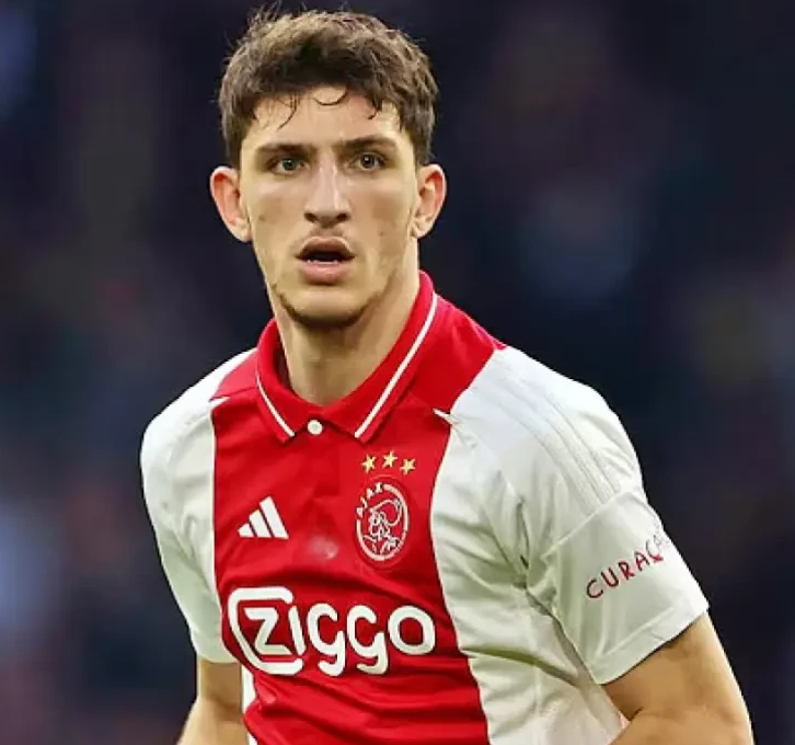 🗣 Yağız Sabuncuoğlu:

"Galatasaray, Ajax'ın stoperi Ahmetcan Kaplan'ı transfer etmeyi planlıyor. Oyuncunun şartları soruldu. Ahmetcan, Ajax'dan ayrılmayı düşünüyor. Galatasaray'a sıcak bakıyor."