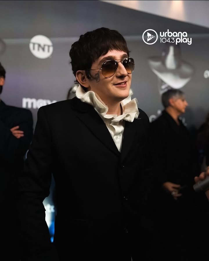 Lo orgullosa que estoy por tdo lo que logró esté pibe, es impresionante.
Su primer Gardel, su primer velez, canto en Boca, un montón de conciertos y más. De no creerse. Hace un poco menos de un año que lo conozco, y lo amo tanto. ❤️‍🩹 <a href="/dillom666/">super peluquero nacional</a>