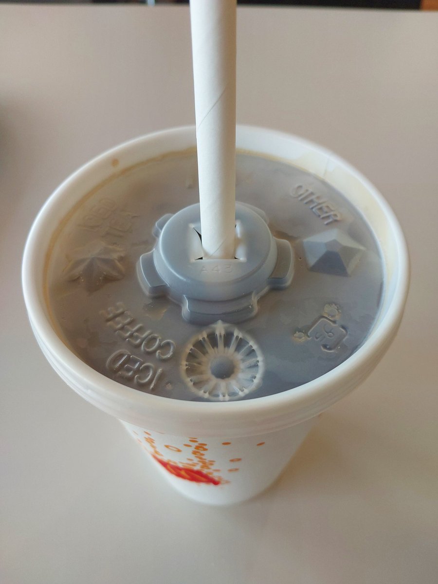アイスコーヒーを飲みながら、以前あった妻とのやり取りを思い出した☕

持ち帰った際
妻
「コーヒーとコーラ一緒に頼んだから、どっちがどっちか分かんないね」
僕
「蓋のCOFFEEの〇が凹んでたらコーヒーでOTHERの⬠が凹んでたらコーラだよ」
妻
「…😱」

皆、知ってるよね…？

#思いやりの仕組み