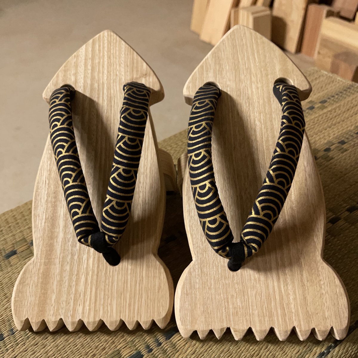 それと、大きい方のイカ下駄は売って欲しいとお声がかかりましたので鼻緒を選んでもらい挿げてみました🦑