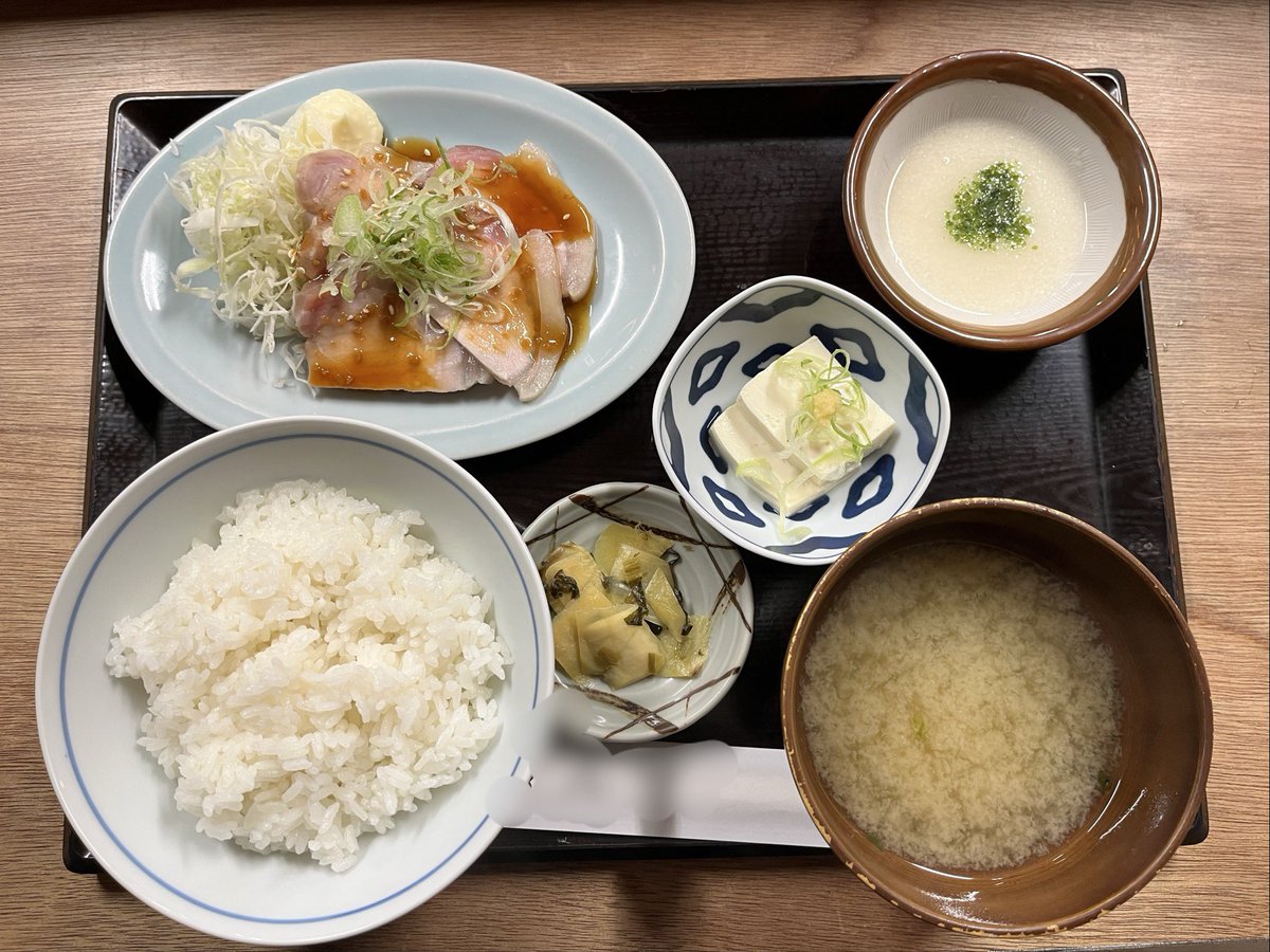 _gomanofu's tweet photo. お久しぶり投稿
スッカリ外食勢

ローストポークと
とろろ
このクオリティで1000円でウレシイ

#東京ランチ　#サラ飯 https://t.co/KQ0gvhE0rK
