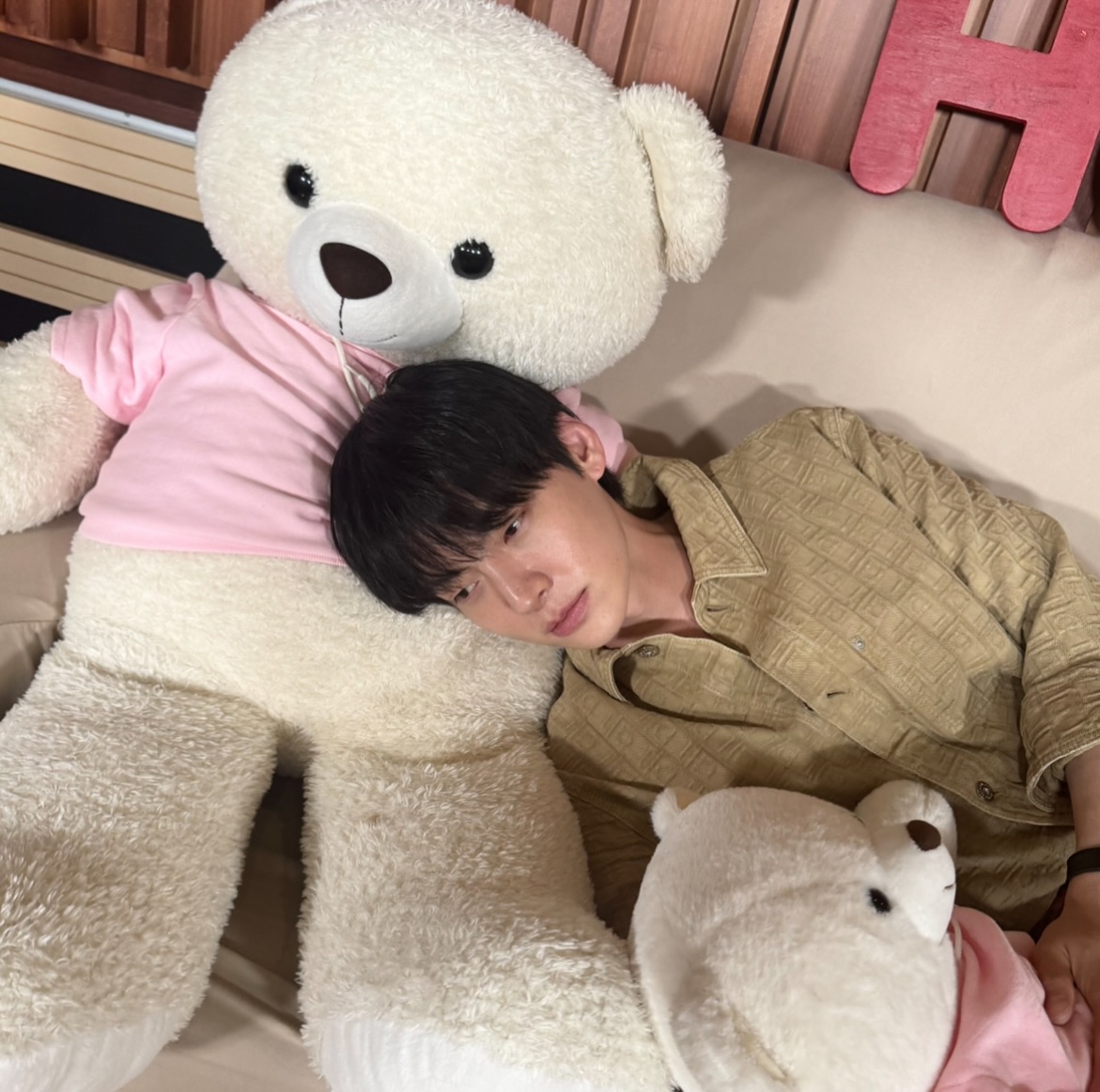 📸 카메라가 대체 어디까지
　내
　　려　　　
　　　가 　
　　　　는
　　　　　거
　　　　　　 예
　　　　　　　 요
　　　　　　　　 ?

재현 회원님의 길~쭉한 기럭지에 찍느라
카메라도 지하 20130322m에 도착 완료!! ˘᪤∽᪤˘

🤔대체 왜 재현 회원님은 왜 뻗어있는지?!
내일 밤 11시 10분