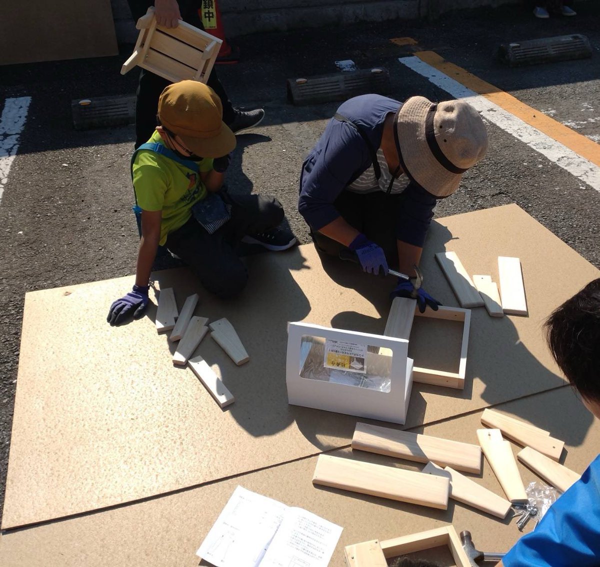 tokorozawajc's tweet photo. 【#おしごとランド 出展者紹介】
#所沢資材株式会社
創業116年の“街の材木屋さん”が登場！🪵
🌟桧のミニいすづくり体験（約20分）
トンカチで釘をトントン🔨キット式で安心♪
完成品は持ち帰りOK！（幅30×奥行23×高21cm）
桧まな板も特価販売あり！ https://t.co/qogq6QGbk0