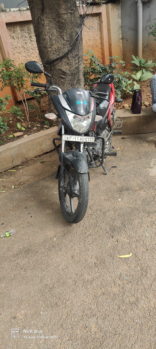 onlynvr's tweet photo. A policeman Mr B Srinu who was on duty at Justice P V Sanjay Kumar residence took photos without my consent and asked my move my bike away from the residence @hydcitypolice @TelanganaDGP @HYDTraffic @CPHydCity https://t.co/z3LfSMdxx6