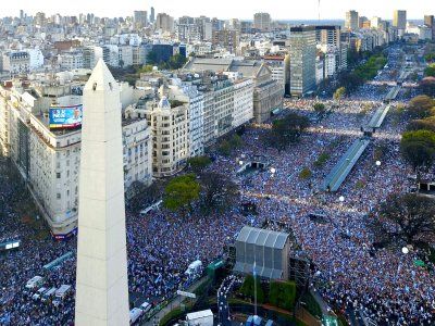 Mark1995S's tweet image. Así cerró Macri su campaña en 2019. Días después perdería las elecciones en primera vuelta contra A.F y CFK.
Llenar de gente un par de calles en una ciudad del país no significa que la mayoría del pueblo te apoye.
No se coman la curva, kukas.
ambito.com/politica/elecc…