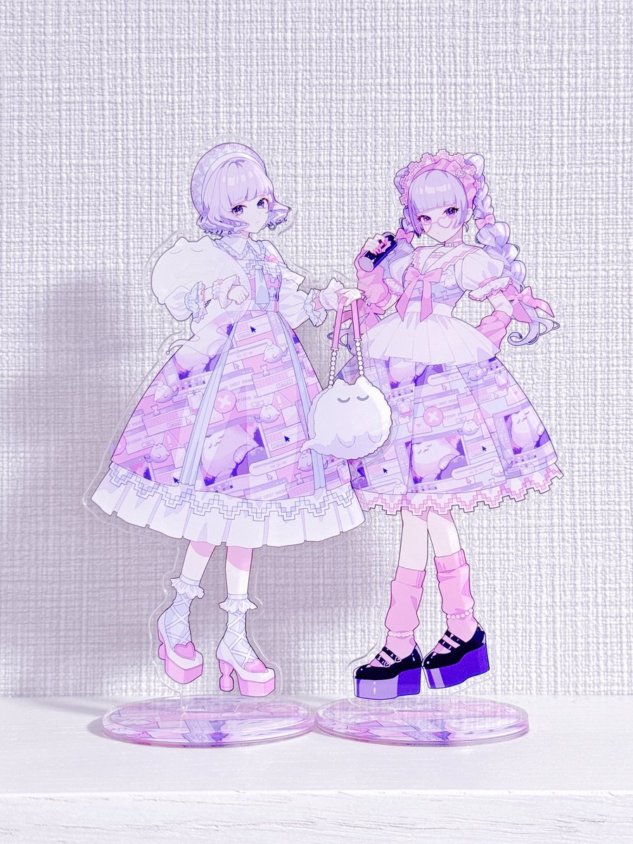 「新作アクリルスタンドです!台座は服と同じ柄になっています台座をぴったり引っ付けて」|レニィレアンのイラスト