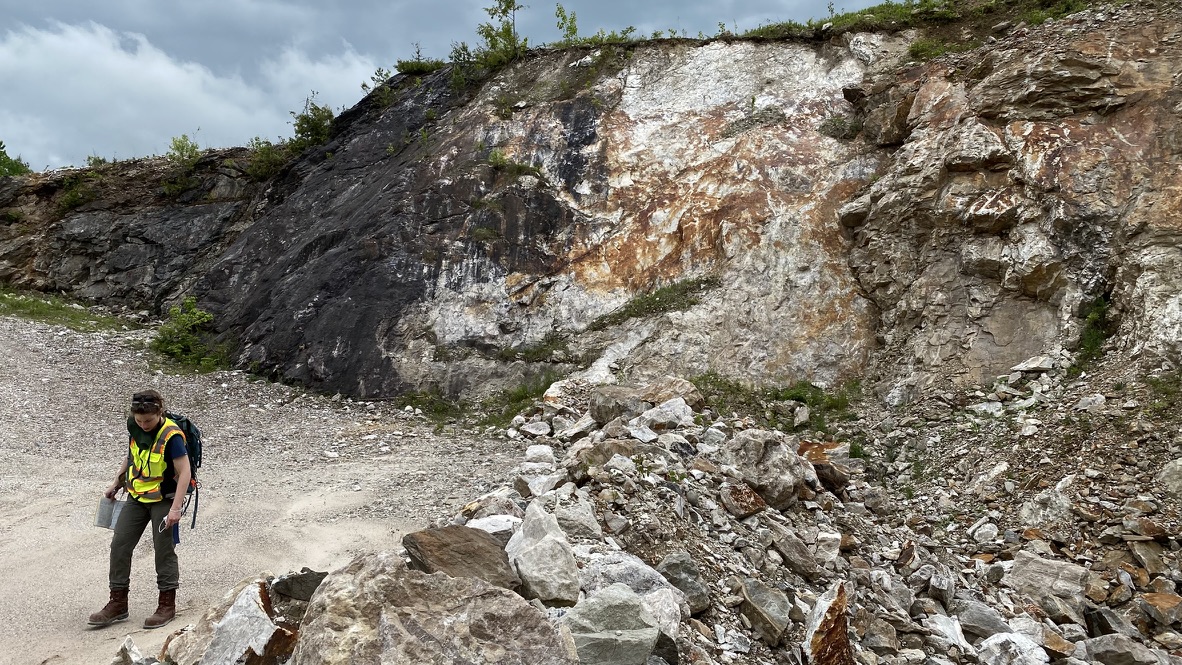 buzbarstow's tweet image. Kyle at the open pit at the Empire State Mine during the first Microbe-Mineral Atlas sampling trip. Searching for new genes and new microbes for biomining.
I took this with a ruggedized Pentax WG-90. I dropped it in the mud in the mine and it kept on shooting.…