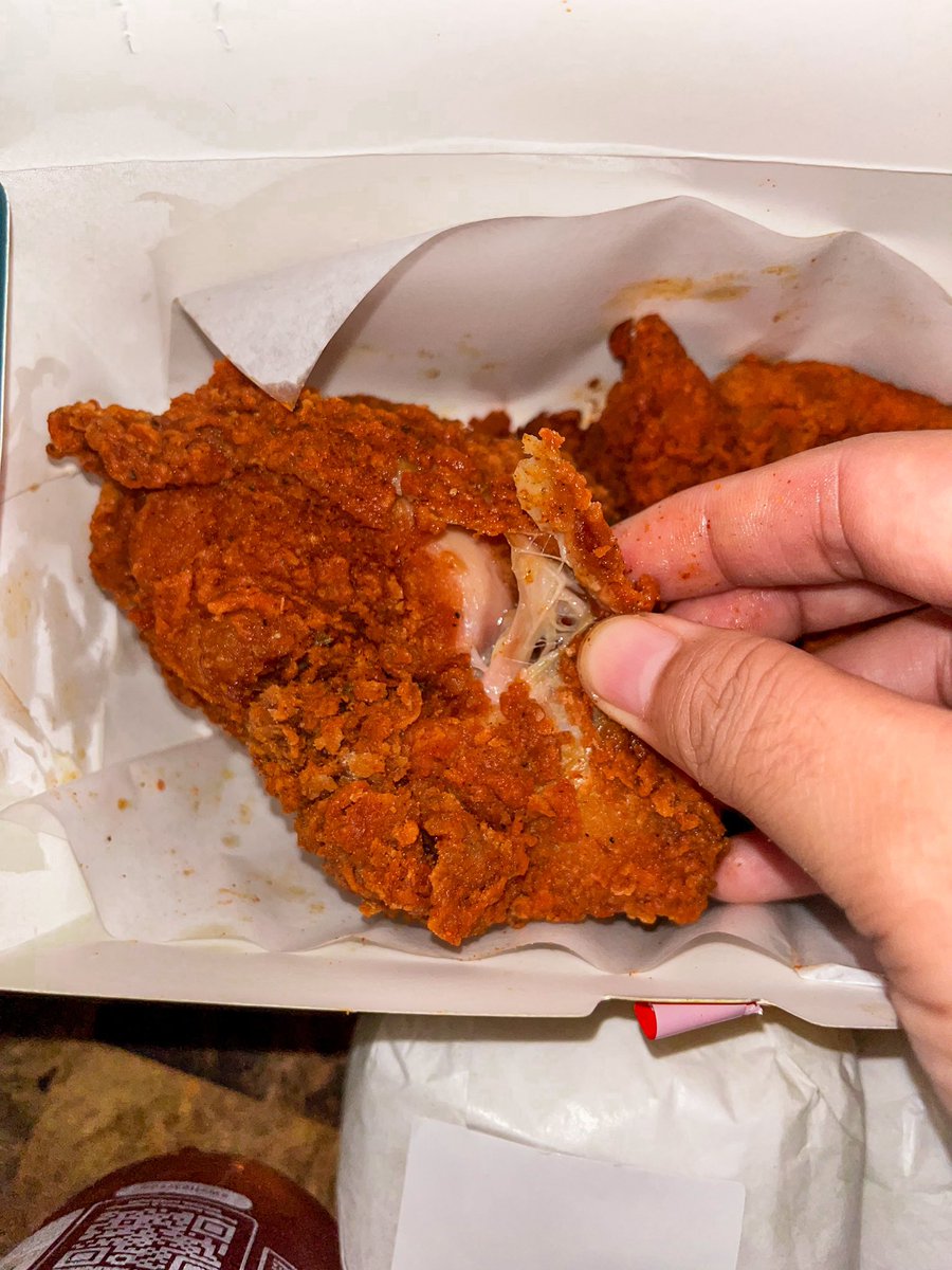 Adhan_ran's tweet image. Awalnya skeptis karena bukan brand besar, tapi Uno Chicken bikin kaget! 🔥
Ayamnya juicy, spicy-nya nendang, dan tanpa saus pun udah gurih banget.
Jujur… ini bisa jadi saingan KF* &amp;amp; Riche**s 😳
@unochicken_id you win my heart! 🍗❤️

🔗: gojek.link//gofood/mercha…