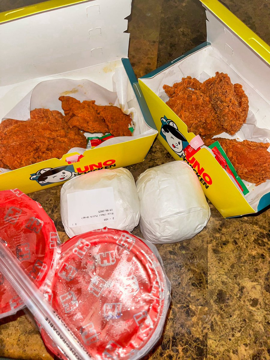 Adhan_ran's tweet image. Awalnya skeptis karena bukan brand besar, tapi Uno Chicken bikin kaget! 🔥
Ayamnya juicy, spicy-nya nendang, dan tanpa saus pun udah gurih banget.
Jujur… ini bisa jadi saingan KF* &amp;amp; Riche**s 😳
@unochicken_id you win my heart! 🍗❤️

🔗: gojek.link//gofood/mercha…
