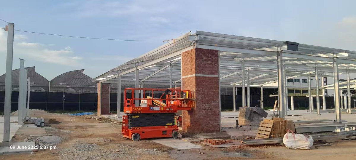 escstructures's tweet photo. #Steelstructure work requires high-precision engineering and a meticulous, methodical approach. We're glad to see ESC’s #prefabricatedsteelcomponents coming together into a beautiful building at our Singapore client’s farm site.

✉️ info@escsteelstructures.com https://t.co/uF7KnIvWaM