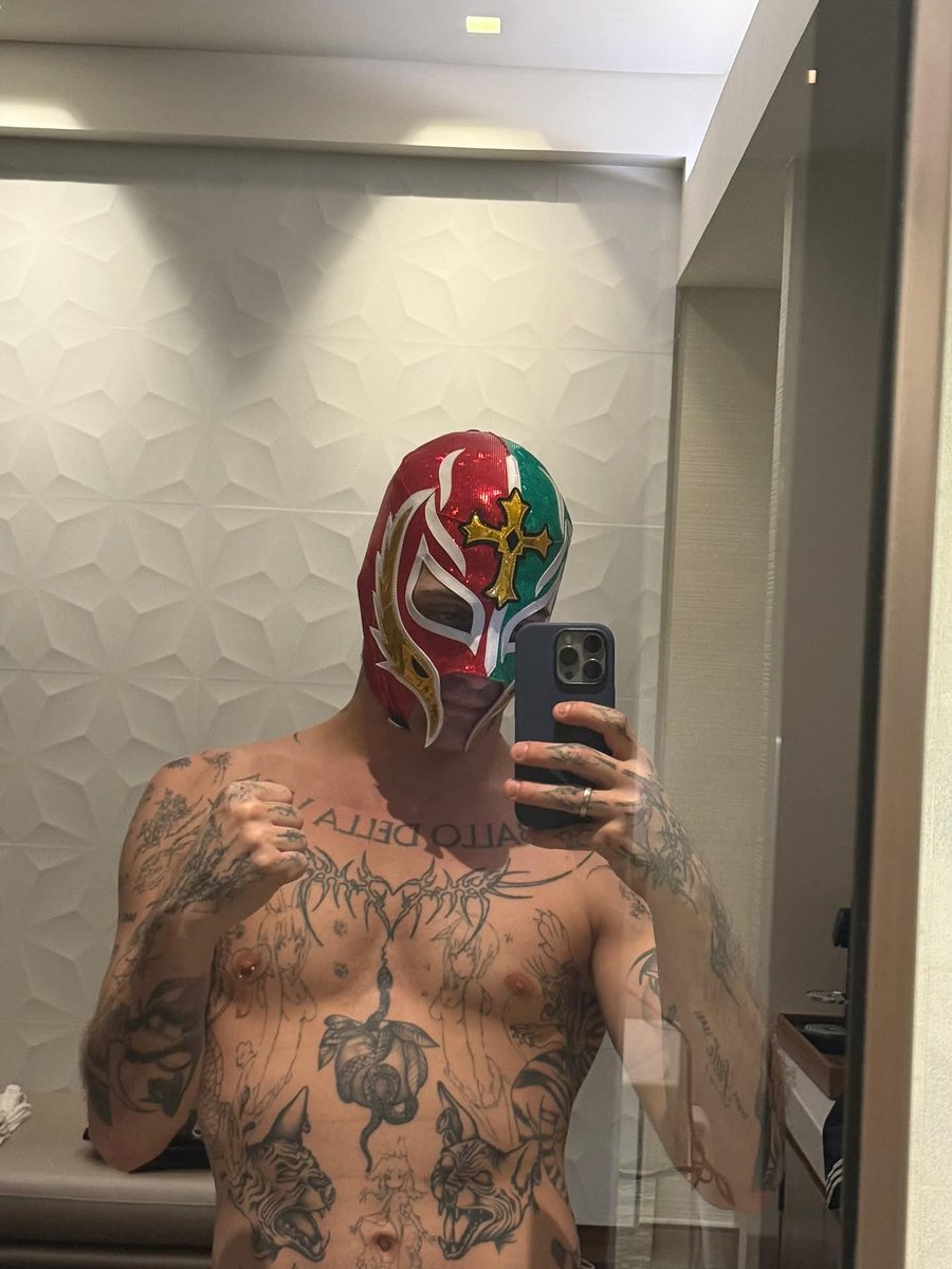 CrookedMagazine's tweet image. ¡Damiano David en México! El ex vocalista de #Måneskin disfrutó de una función de lucha libre en #CDMX y también se dejó ver por La Lagunilla. ¡La unión perfecta de rock y pasión mexicana! #DamianoDavid #Måneskin #LuchaLibre