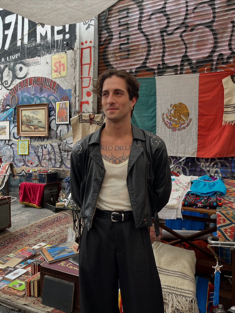 CrookedMagazine's tweet image. ¡Damiano David en México! El ex vocalista de #Måneskin disfrutó de una función de lucha libre en #CDMX y también se dejó ver por La Lagunilla. ¡La unión perfecta de rock y pasión mexicana! #DamianoDavid #Måneskin #LuchaLibre