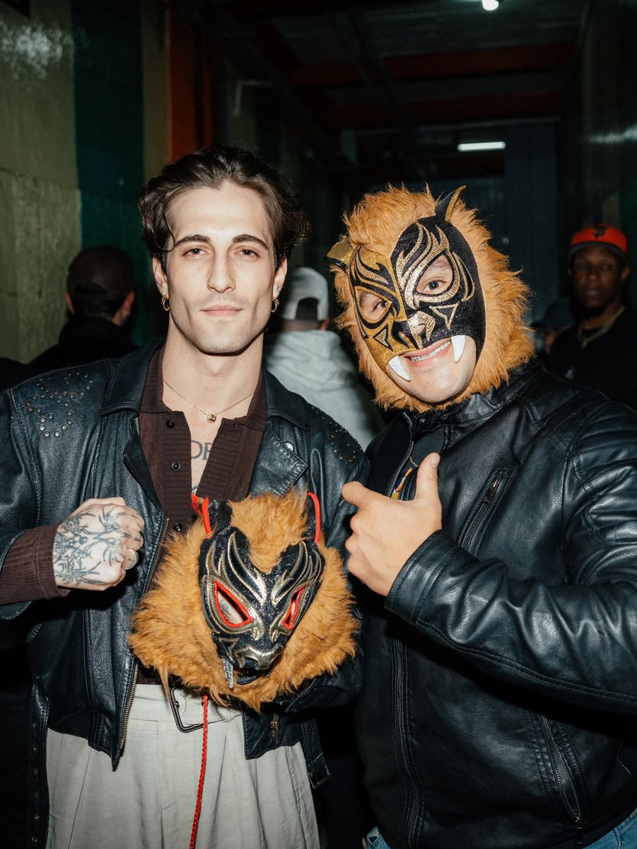 CrookedMagazine's tweet image. ¡Damiano David en México! El ex vocalista de #Måneskin disfrutó de una función de lucha libre en #CDMX y también se dejó ver por La Lagunilla. ¡La unión perfecta de rock y pasión mexicana! #DamianoDavid #Måneskin #LuchaLibre