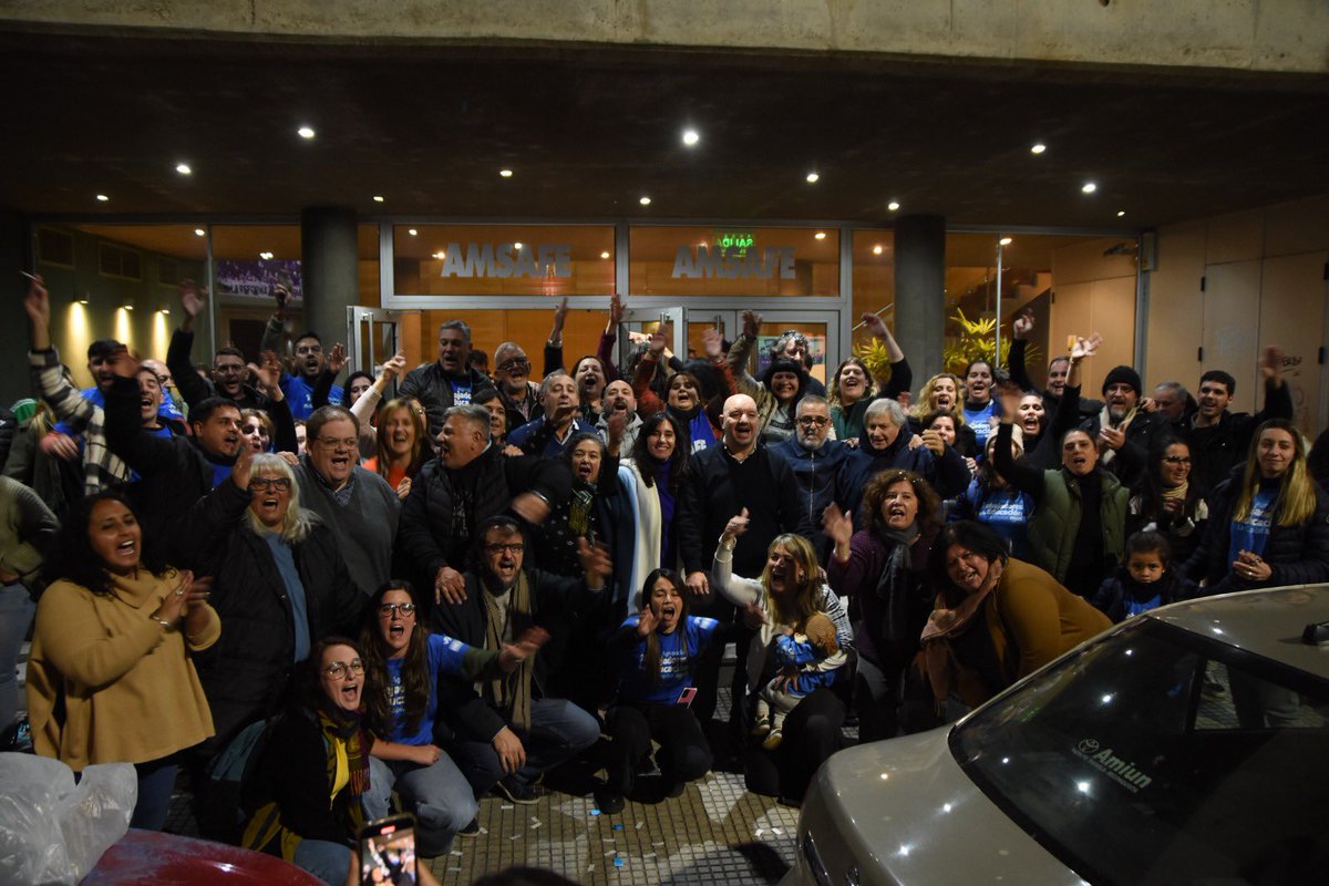 rodrigom_alonso's tweet photo. ¡Ganamos con el respaldo de miles de docentes!
En tiempos difíciles, esta victoria confirma que la docencia sigue eligiendo al sindicato como su herramienta para defender derechos y la escuela pública.
¡Gracias por confiar! 💪📚 #AMSAFE https://t.co/WUfVW8YTb1