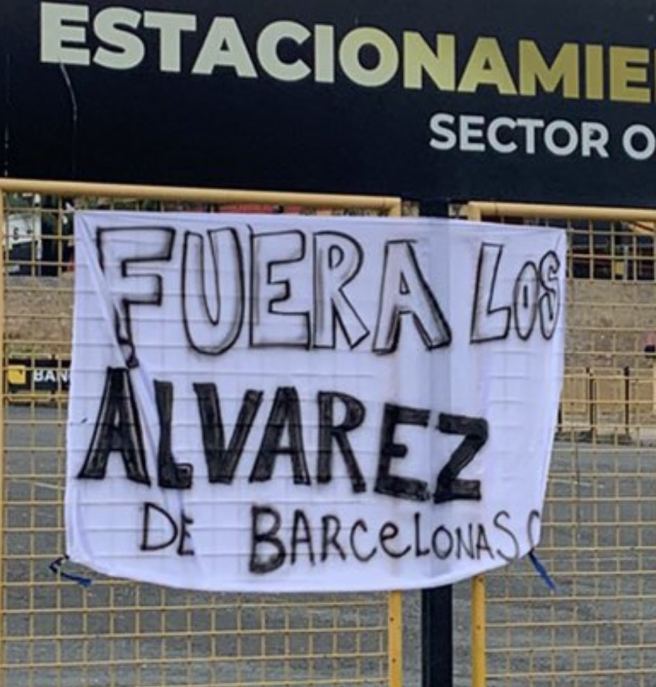 lahistoriaec's tweet photo. Fuera chimichurris, fuera. Barcelona perdió esta noche frente a Liga de Quito 3-1 y los hinchas exigen la salida no solo del Director Técnico Segundo Castillo, sino también de los dirigentes presididos por Antonio Álvarez. Los resultados han sido pésimos en pleno año del centenario.