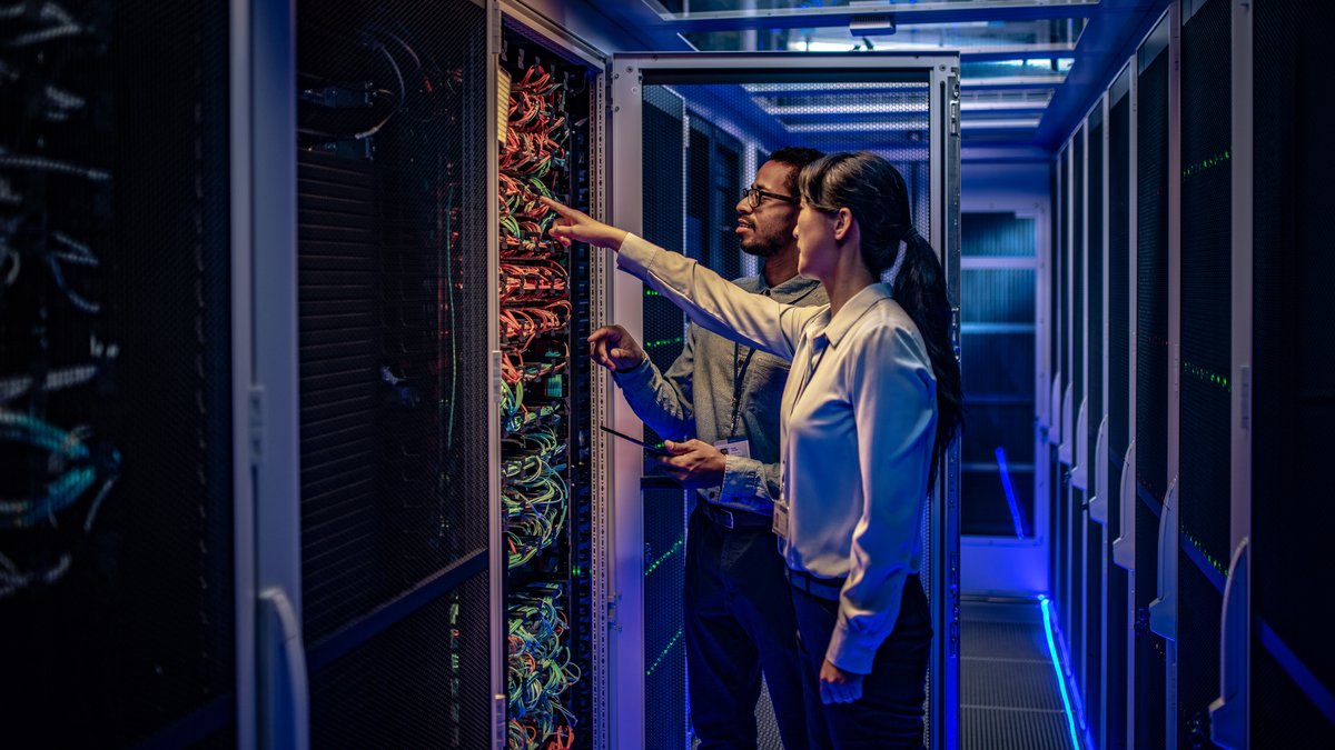AI、クラウド、次世代テクノロジー——
データは今もなお爆発的に増え続けています。

クラウドプロバイダーやデータセンター事業者が急速にストレージを拡張する中で、課題は「容量の拡大」だけではありません。コスト管理も重要なポイントです。