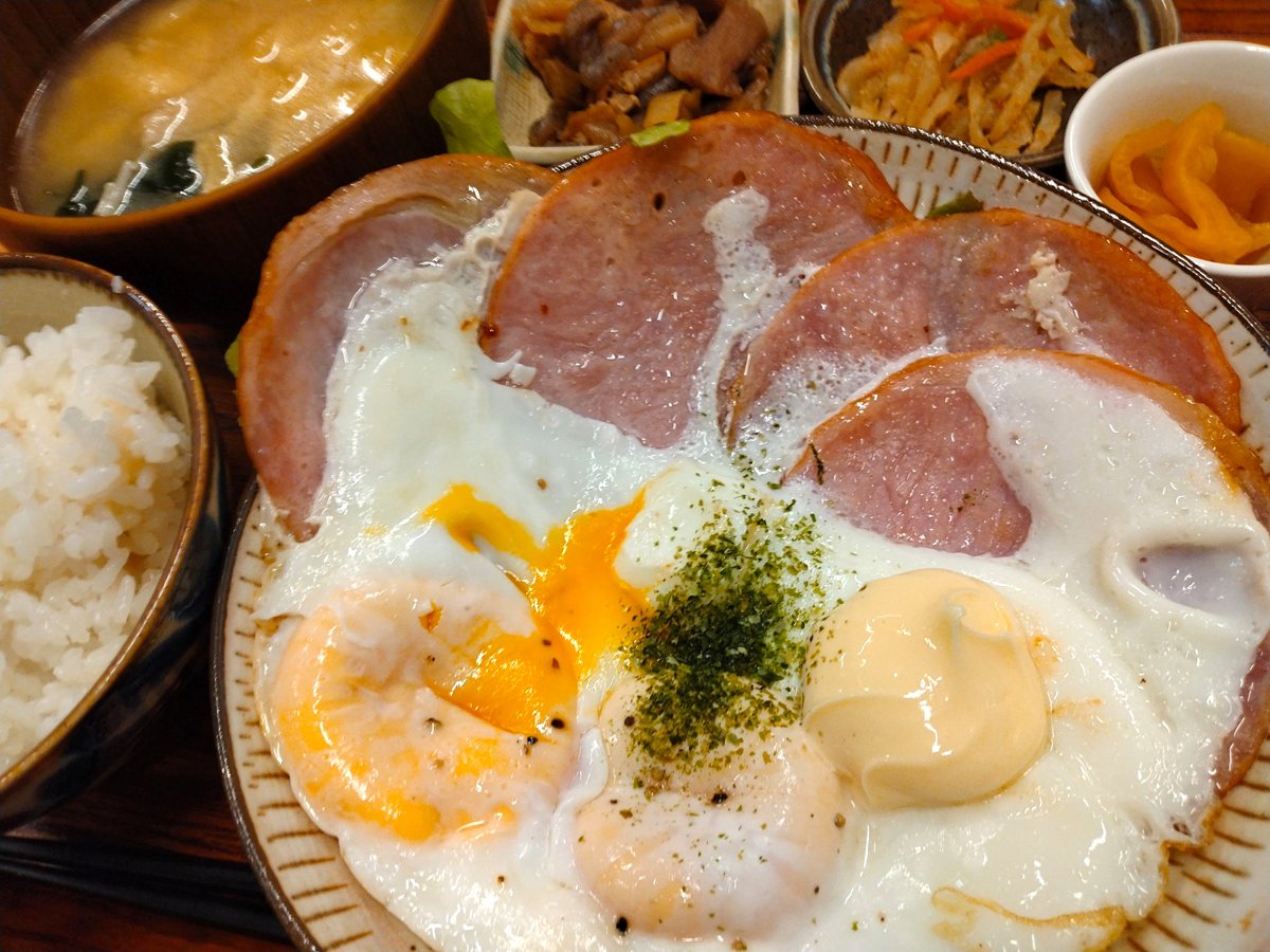 お昼はハムエッグ定食！シンプル・イズ・ベストにおいしく楽しみました😆💕✨玉子＆ハム＆マヨネーズにごはんが合うのも新たな発見でした😊👍️