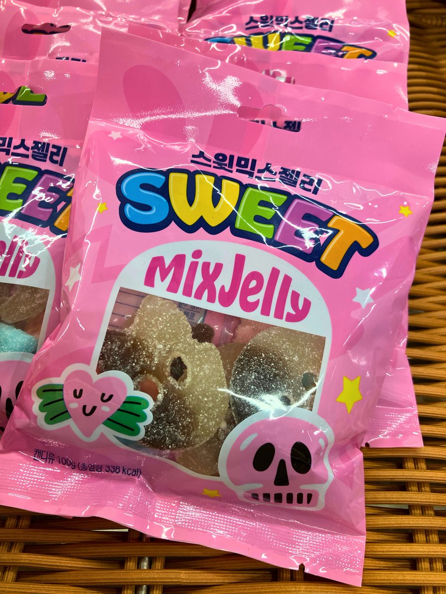 こんにちは！オトナリマート【公式】です！°˖✧◝(⁰▿⁰)◜✧˖°
ぷにっ、もちっ、クセになる！
韓国発「#スイートミックスゼリー」💜

🍇エルダーベリー＆ブルーベリー味
🍌キャラメルタフィー＆バナナ味
🥤サワー＆コーラ味
🍍ミックスフルーツ味

1袋で4つの味が楽しめる！