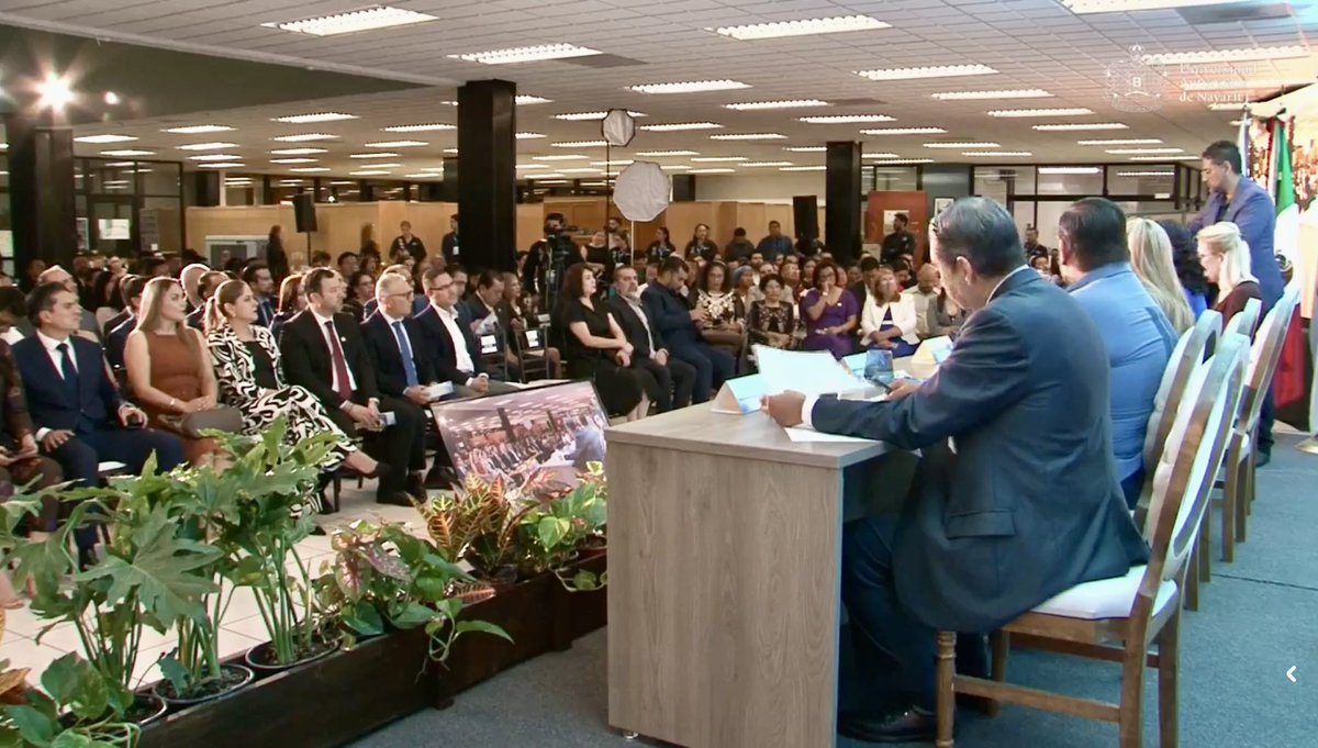 El rector <a href="/AJZGrector/">Alejandro Zermeño Guerra</a> como Presidente del <a href="/ANUIES_CRNE/">ANUIES Región Noreste</a> participó en el 3er Informe de la rectora de <a href="/UAN_Oficial/">UAN</a> Norma Liliana Galván.
Reconoció los logros pese al contexto económico y llamó al gobierno de Nayarit a ver el apoyo a las universidades como inversión, no como gasto.