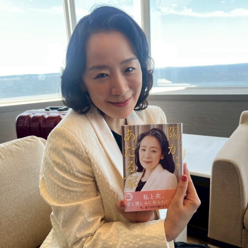 mamono_tvasahi's tweet photo. ˗ˏˋ 📸 ˎˊ˗

♢Photo1♢
陽子さんを著書と一緒に📚

♢Photo2♢
暴風の中、かっこよくお願いします！に
全力で応えてくれた神野さん✨

#魔物마물　全8話
ご視聴ありがとうございました🙏
#TVer で最終回配信中！
ぜひ＼何度でも／お楽しみください🆓

#魔物マムル
#麻生久美子 #塩野瑛久
#神野三鈴