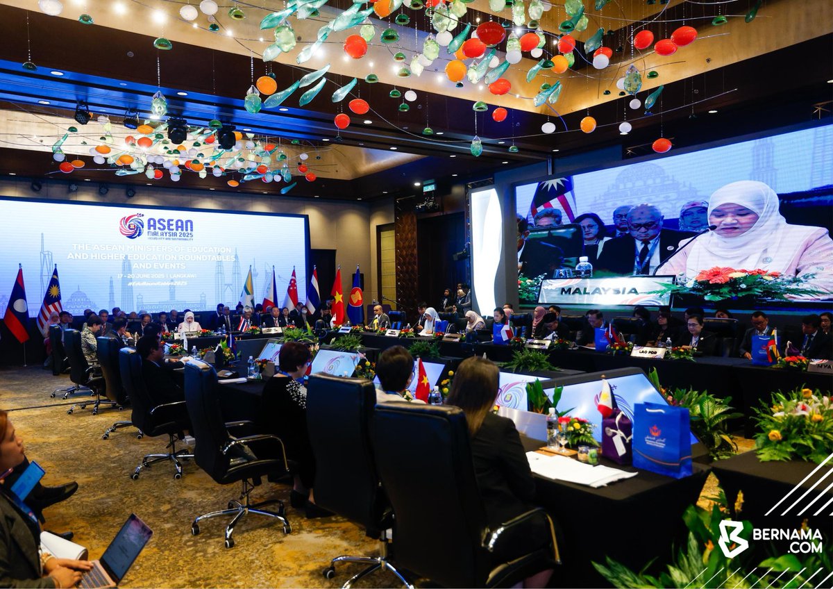 #Langkawi : Menteri pendidikan negara-negara anggota ASEAN dan Timor-Leste menghadiri Persidangan Meja Bulat Menteri Pendidikan dan Menteri Pendidikan Tinggi ASEAN (#EduRoundtables2025) hari ini.

asean.bernama.com/news-bm.php?id…

📸 Zulaikha Zainuzman | BERNAMA 

#BernamaNews