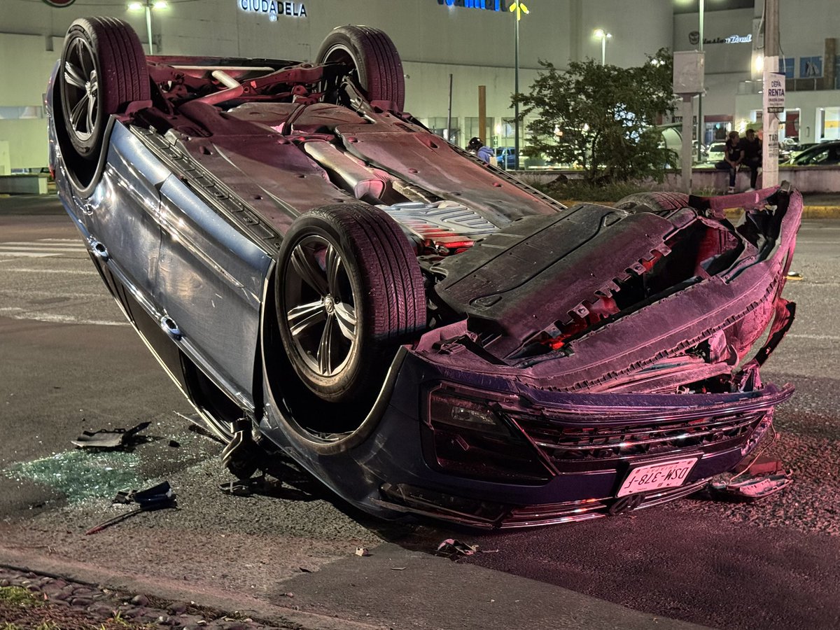 Choque terminó en  la volcadura de una camioneta de modelo reciente en la confluencia de la avenida Moctezuma y la calle Helios, en la colonia Mirador del Sol de Zapopan. Por fortuna no se reporta de personas lesionadas.
