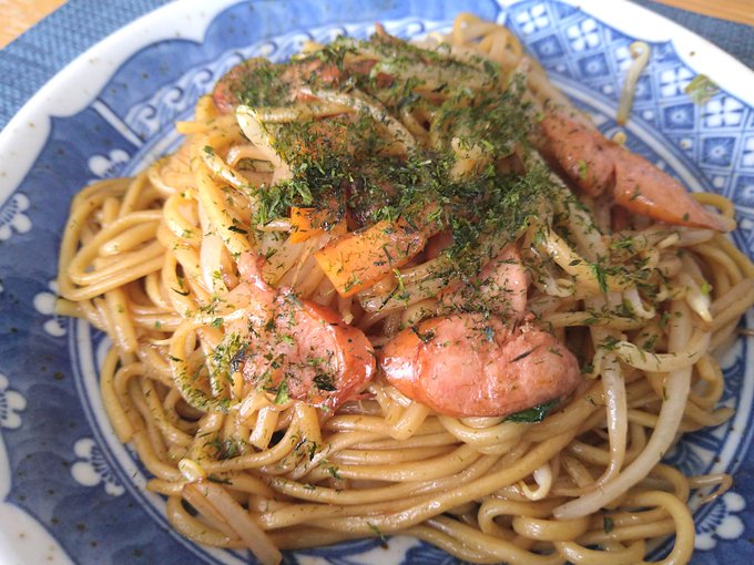 寝てるところを叩き起こされて、賞味期限からだいぶ過ぎた麺で焼きそばを作らされるマン。(;'Д`)…ウマイケド 