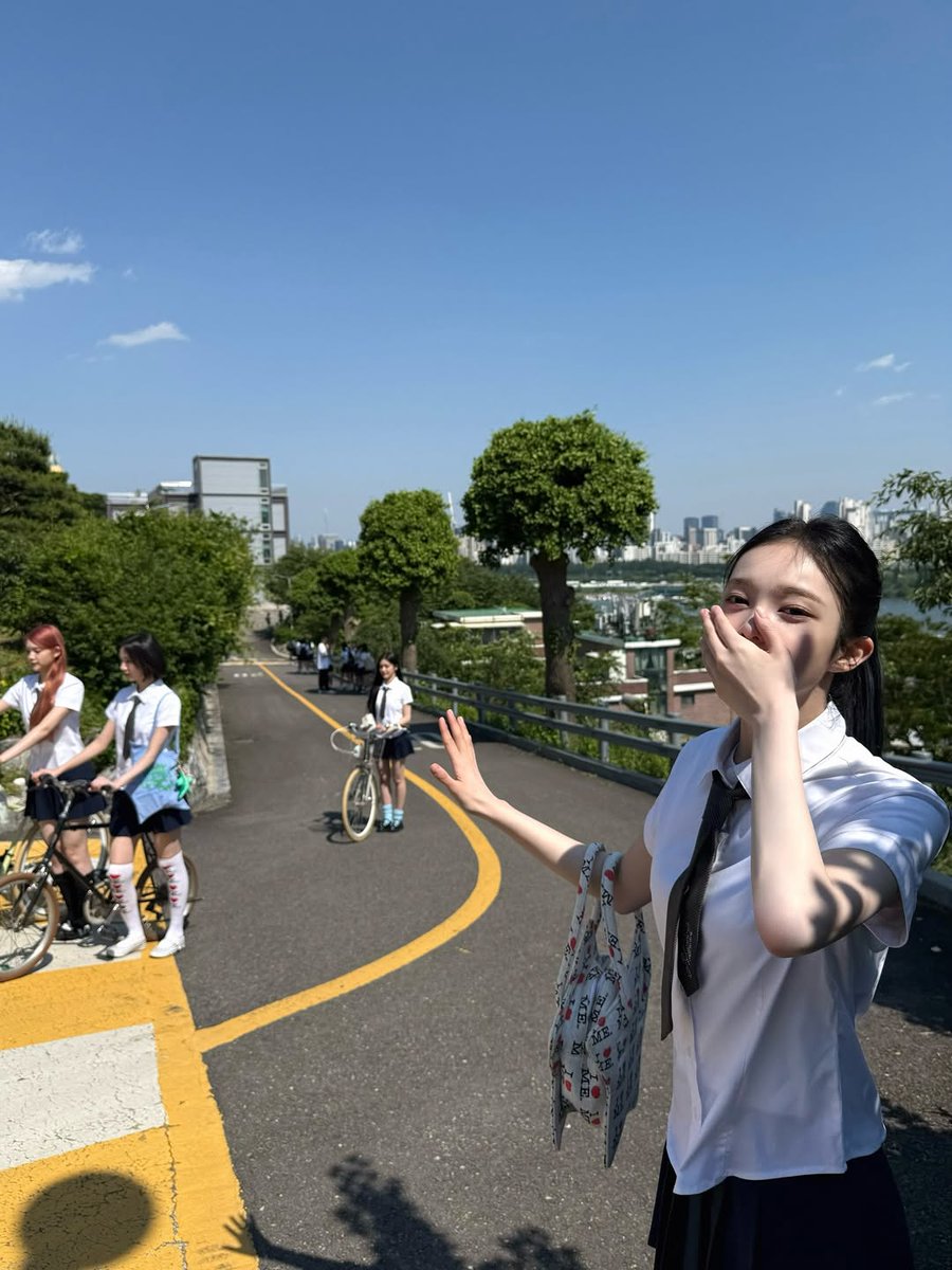 ⋆☀︎｡ 오늘따라 더 예뻐 보이는 햇살 아래,  풋풋한 학교생활의 순간  행복한 에너지 뿜뿜! 🎒