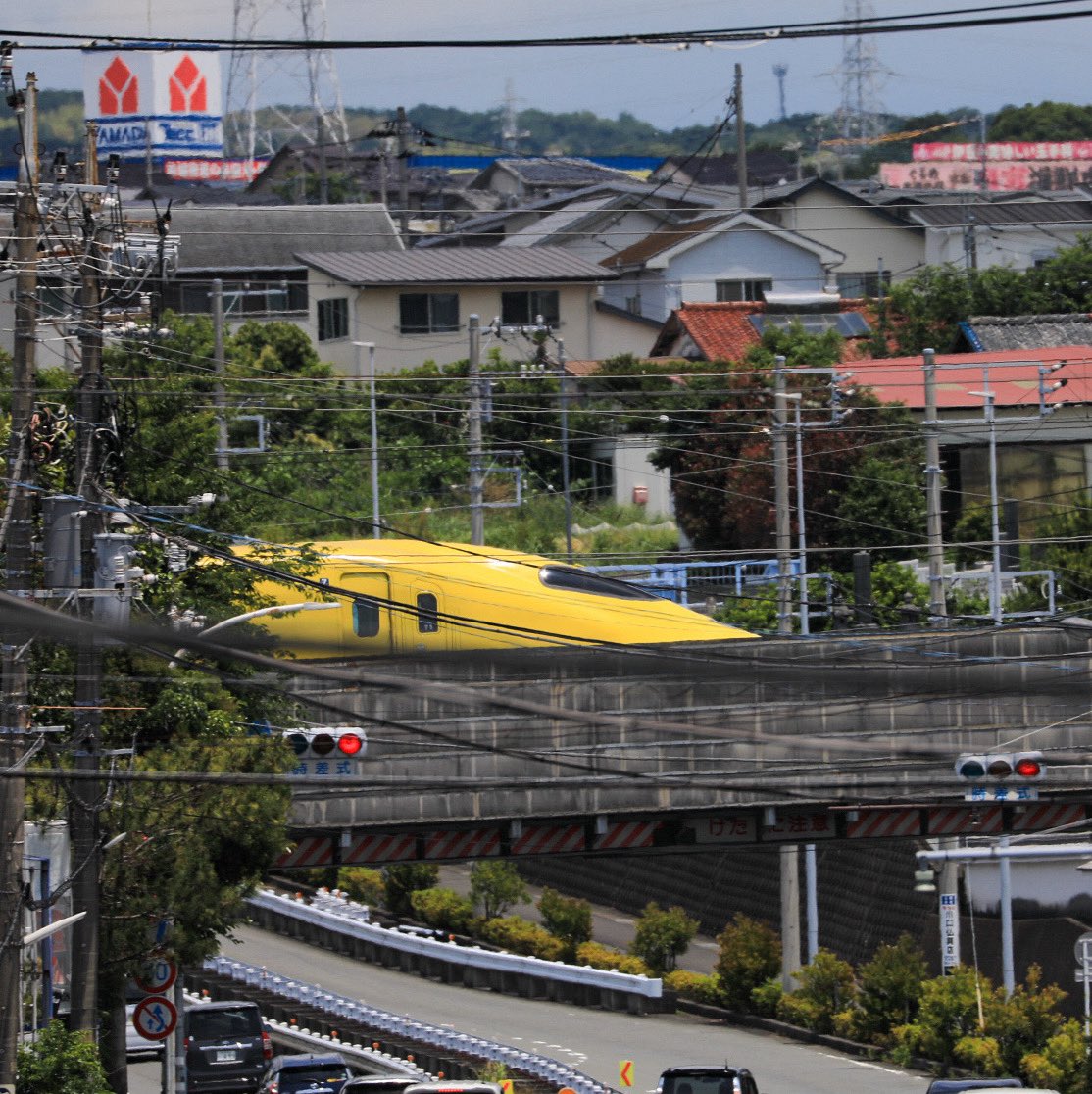 39ne_haiji's tweet photo. 少し前の🚅 #ドクターイエロー #dryellow #T5 #鉄道 #新幹線 #shinkansen #JR東海 #こだま検測下り #市街地 #railway https://t.co/8Qc8rzSuSq
