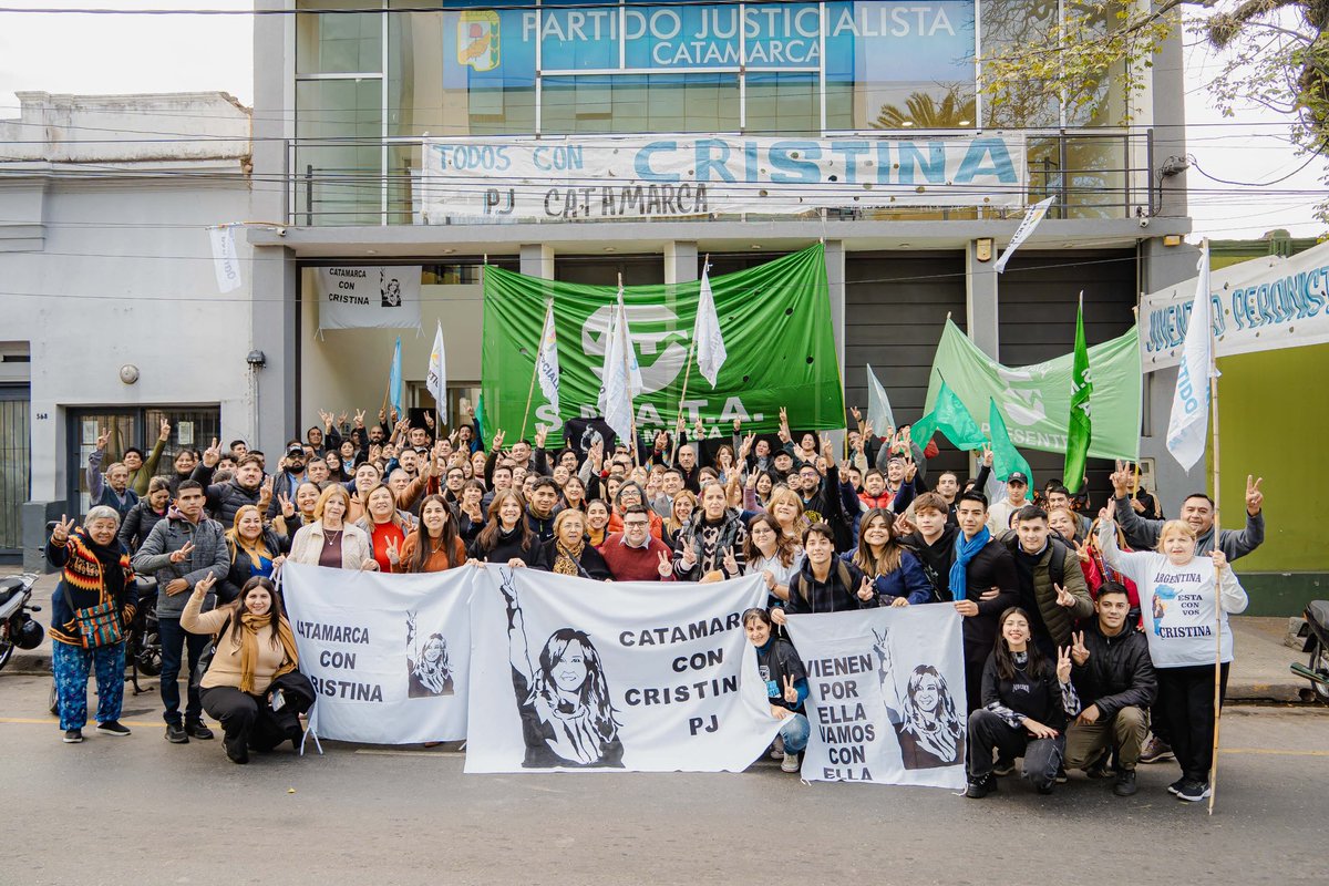 Che, que linda foto! El Peronismo catamarqueño bancando a <a href="/CFKArgentina/">Cristina Kirchner</a> desde el <a href="/PJCatamarcaOk/">Partido Justicialista Catamarca</a> ✌🏽❤️‍🔥