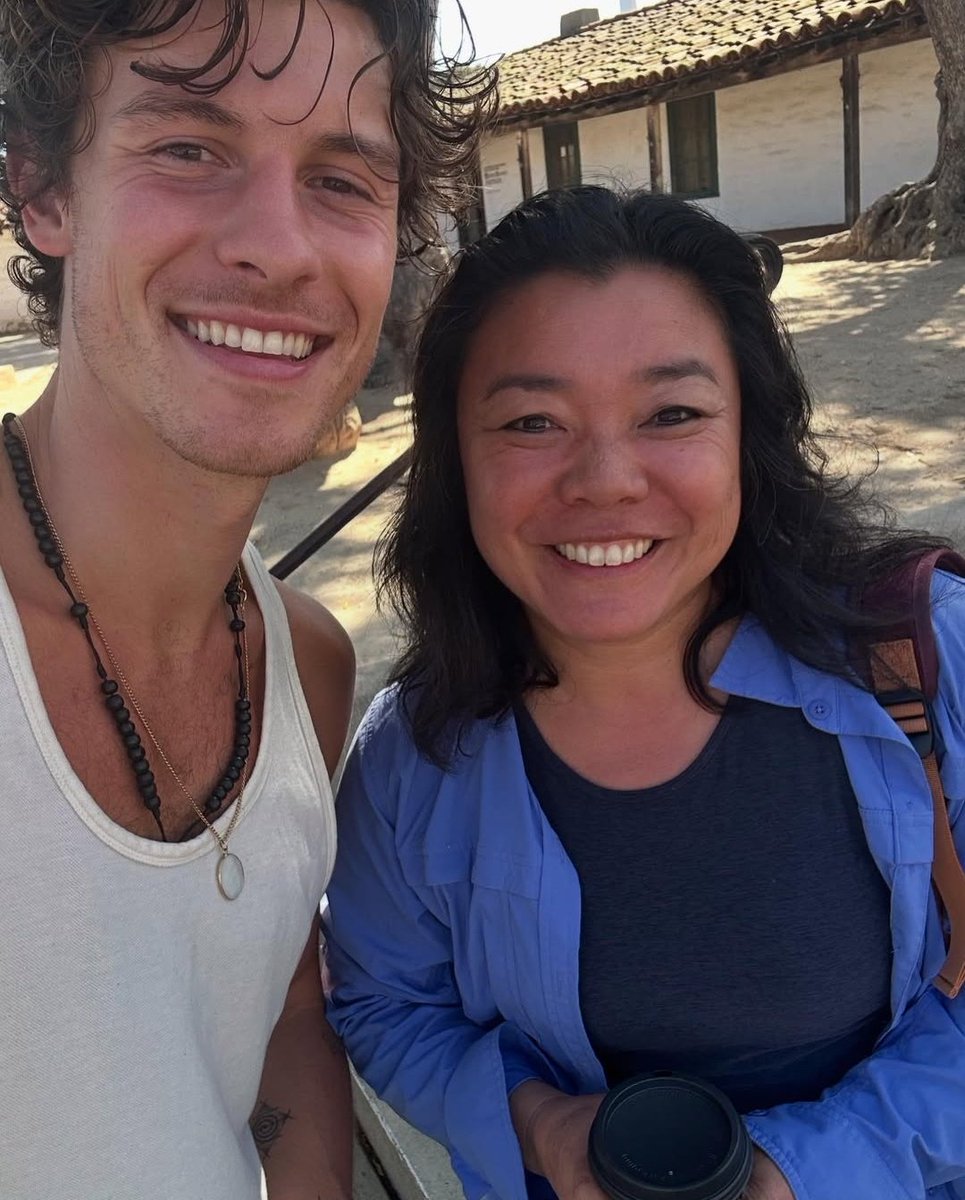 Shawn Mendes with a fan in California yesterday, image size:965x1200