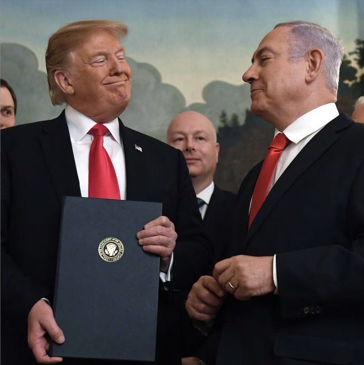 williambeccaro's tweet photo. "Schifati la verità? L’attacco iraniano di Netanyahu? Ci annoia già. Trump sbraita: dazi flop, pace Russia-Ucraina fumo, Gaza spiaggia da barzelletta, asini volanti! Bibi, dopo 40mila palestinesi, sgozza iraniani e con la farsa della bomba nucleare si pavoneggia. Noi? Idioti utili, Don Abbondio col più forte, popcorn mentre i missili esplodono altrove. Vi sputo in faccia: #OdioGliIndifferenti! #Netanyahu"

IL pezzo completo 👇

Ce la vogliamo dire la verità? Dell’aggressione ordinata da Benjamin Netanyahu dell’Iran non ce ne frega già più nulla. Non fa più notizia.

Quel che arriva dalla Casa Bianca, come tutto quel che dice Donald Trump, non vale più o meno niente. In fondo è lo stesso tizio che aveva detto che i dazi… e poi. Ma soprattutto che aveva detto che la Russia di Putin stava già firmando la pace con l’Ucraina. Che Gaza sarebbe diventata una spiaggia. Che gli asini volano.

Netanyahu, cui abbiamo permesso di ammazzare 40 mila palestinesi, non diventa certo più colpevole - per chi lo pensa criminale - per essersi macchiato le mani del sangue di qualche migliaio di iraniani: qualche goccia nel mare di sangue che ha già versato.

Anzi, per via della fanfaluca della bomba nucleare praticamente già in mano a Teheran - una balla stratosferica - Bibi il sanguinario rischia di diventare pure “simpatico”.

Ma tutto questo seguiamo, chi lo segue, con l’attenzione che si dedica a una serie in streaming: una puntata via l’altra e popcorn come se piovesse. Tanto i missili mica piovono su di noi.

Sarebbe bello dirci cinici, interessati: invece siamo solo utili idioti. Utili a qualcuno che non siamo noi. Dei Don Abbondio manzoniani:

«Il suo sistema consisteva principalmente nello scansar tutti i contrasti, e nel cedere in quelli che non poteva scansare. Se si trovava assolutamente costretto a prender parte tra due contendenti, stava col più forte, sempre però alla retroguardia, e procurando di far vedere all’altro ch’egli non gli era volontariamente nemico: pareva che dicesse: ma perché vi siete messo contro al più forte? non vedete che son costretto a seguirlo? E se il più forte rimaneva oppresso, si voltava subito dall’altra parte, e si rallegrava col vincitore».

Così siamo: un tempo italiani, oggi europei. Ah già: odio gli indifferenti.