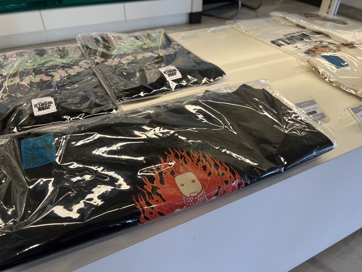 tjoy_ppoita's tweet image. 6/22(日)「 #JUNKWORLD 」＃堀貴秀監督 登壇
公開記念舞台挨拶がいよいよ迫ってきました！

現在チケット販売中です！
舞台挨拶ではじゃんけん大会を実施！ 3名様限定で堀監督のサイン入りB2ポスターをプレゼント！

Tシャツなど映画グッズも好評発売中！ グッズを身に着けて堀監督にアピールも…？