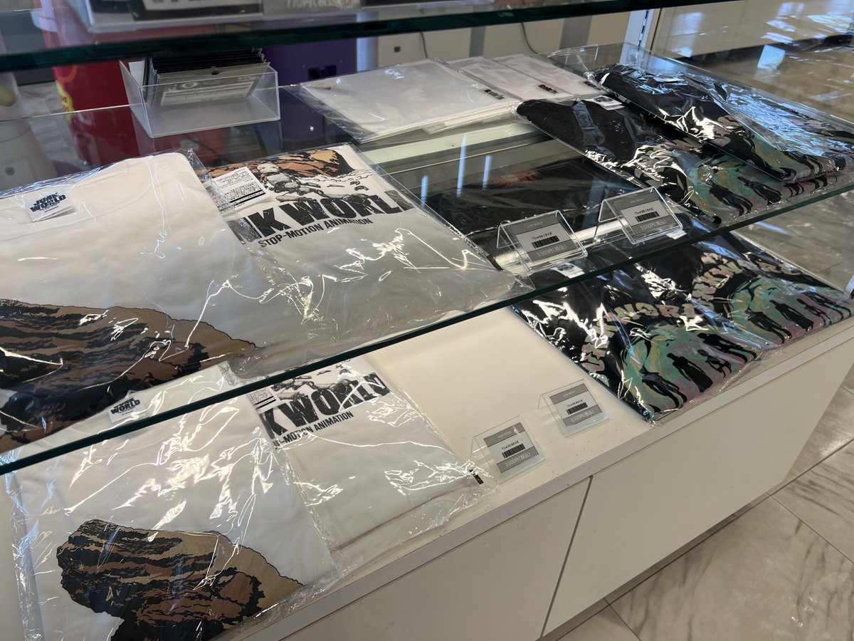 tjoy_ppoita's tweet image. 6/22(日)「 #JUNKWORLD 」＃堀貴秀監督 登壇
公開記念舞台挨拶がいよいよ迫ってきました！

現在チケット販売中です！
舞台挨拶ではじゃんけん大会を実施！ 3名様限定で堀監督のサイン入りB2ポスターをプレゼント！

Tシャツなど映画グッズも好評発売中！ グッズを身に着けて堀監督にアピールも…？