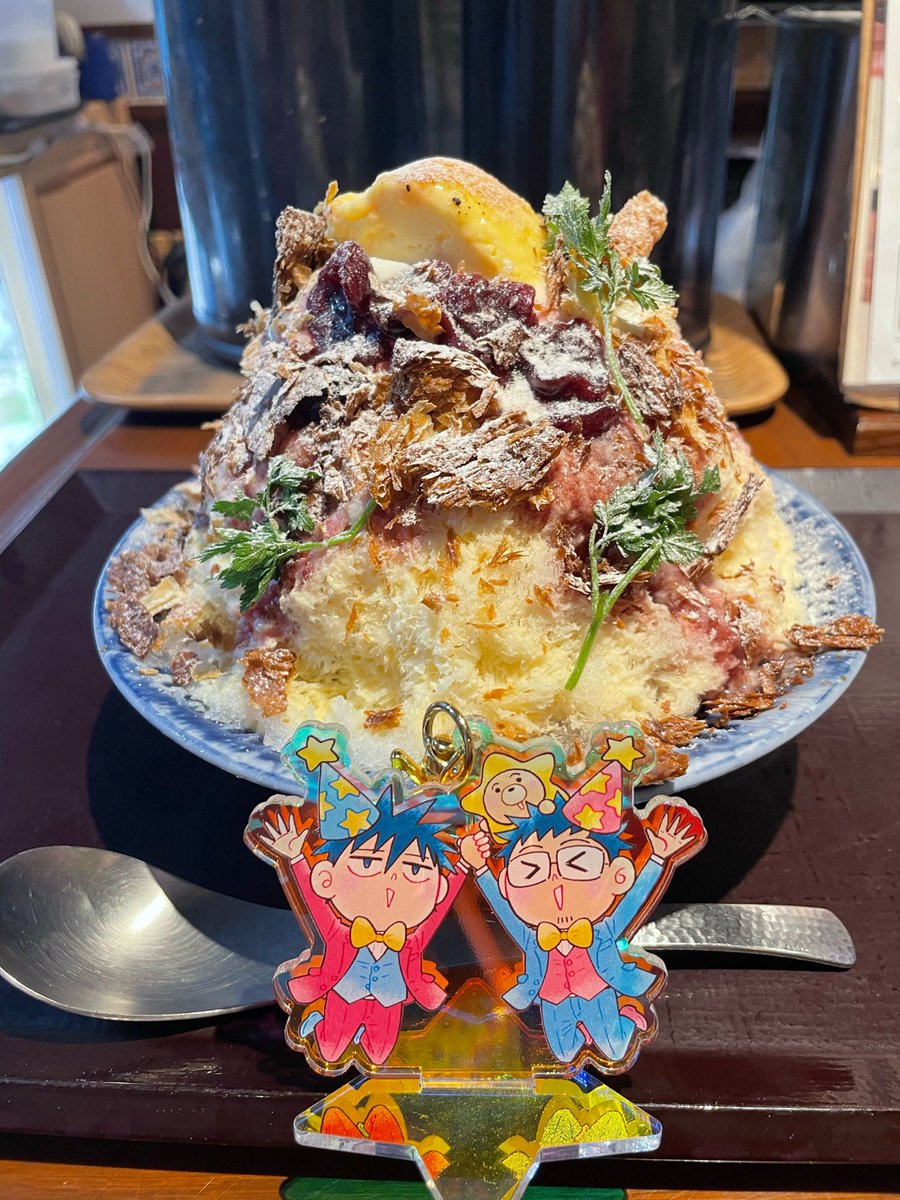 仕事帰りかき氷活動

今年もやってきました、アメリカンチェリーパイの季節！
天辺に乗ったブリュレからのアメチェシロップとアングレーズシロップの層の中にはスパイスの効いたアメチェコンポート。
サクサクのパイクラムがすごく良い食感。
生クリーム餡と皿の底の白餡とで絶妙な和洋折衷♡