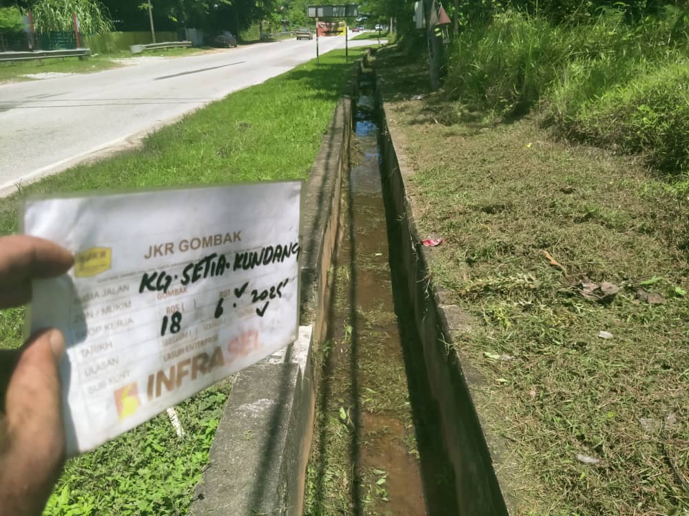 JKR Gombak (@jkrgombak) on Twitter photo 18 Jun 2025 | Kerja-kerja rutin penyenggaraan R05 & R07 telah dilaksanakan oleh pihak Konsesi InfraSel di jalan Kampung Setia Kundang & Jalan Batu Arang.
<a href="/moworksmy/">Kementerian Kerja Raya Malaysia</a>
<a href="/IPJKR_Official/">JKR Malaysia Rasmi</a>
<a href="/JKRSelangor/">JKR Selangor</a>
<a href="/Irshukriishak/">Ir. Shukri Bin Ishak</a> 18 Jun 2025 | Kerja-kerja rutin penyenggaraan R05 & R07 telah dilaksanakan oleh pihak Konsesi InfraSel di jalan Kampung Setia Kundang & Jalan Batu Arang.
<a href="/moworksmy/">Kementerian Kerja Raya Malaysia</a>
<a href="/IPJKR_Official/">JKR Malaysia Rasmi</a>
<a href="/JKRSelangor/">JKR Selangor</a>
<a href="/Irshukriishak/">Ir. Shukri Bin Ishak</a>