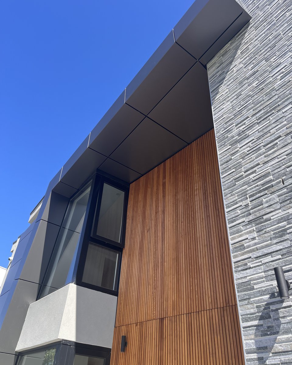 Aluclad have done an incredible job incorporating ALPOLIC™ in Slate Grey and Manganese into this home. The panels complement the surrounding greys beautifully while offering a striking contrast to the front door.

#networkbuildingsupplies #buildingsupplies #australianbusiness