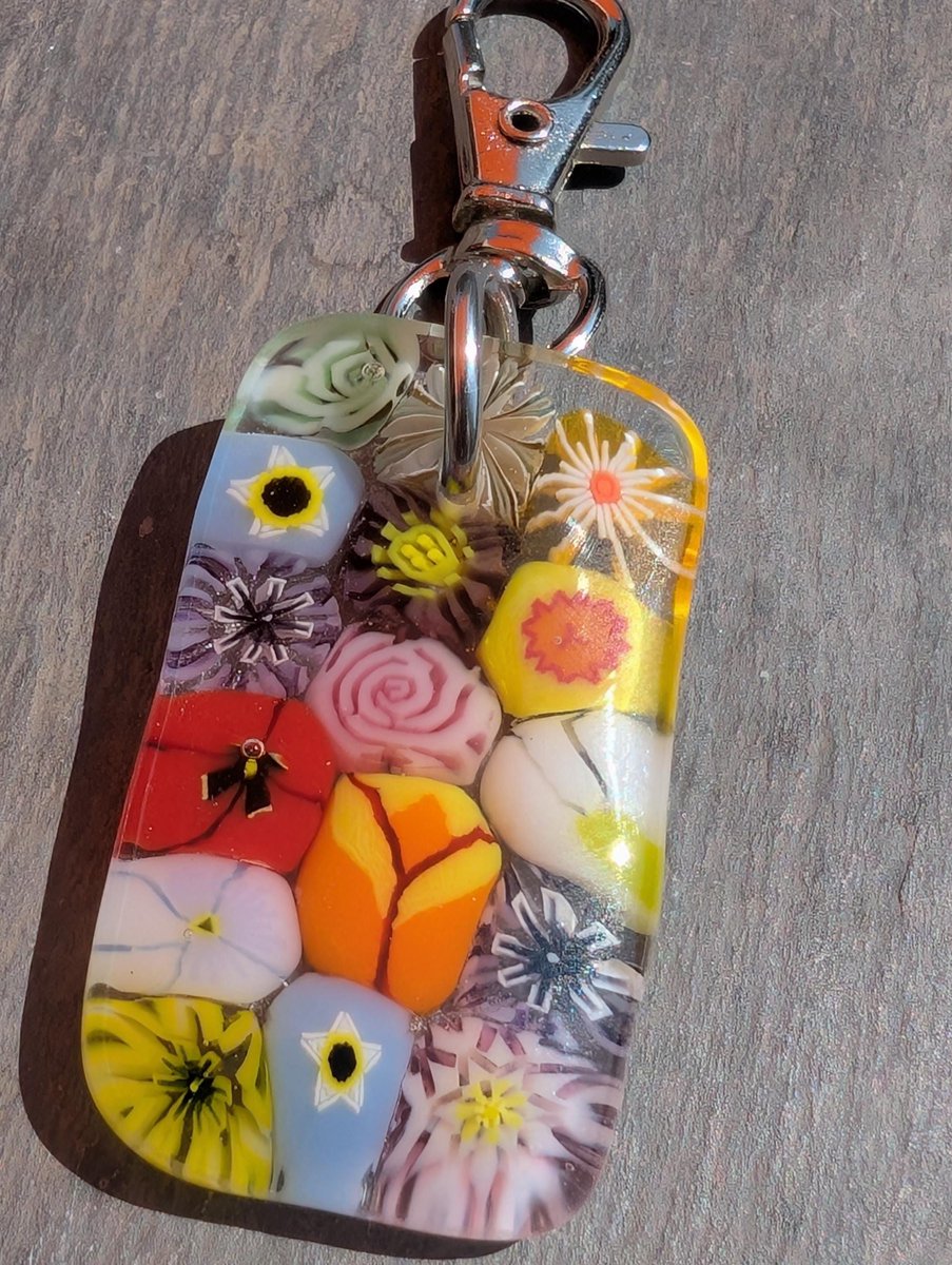Stunning new floral themed fused glass keychain. Lovely vibrant flower murrini glass fused together in the kiln. Lovely gift idea. 

#handmade #etsy #shopindie #giftideas
#rainbow🌈

samphireglass.etsy.com/listing/432154…...