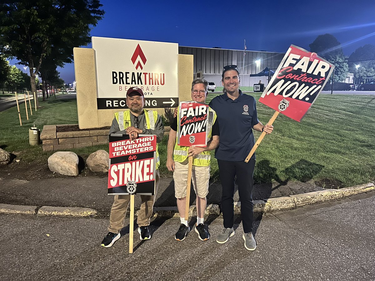 A little after 10pm at BreakThru Beverage. Extending the picket line to Minnesota for our brother and sisters at <a href="/Teamsters/">Teamsters</a> Local 792 👊🏼 

#Solidarity
#Teamsters
#BetterCallPaul