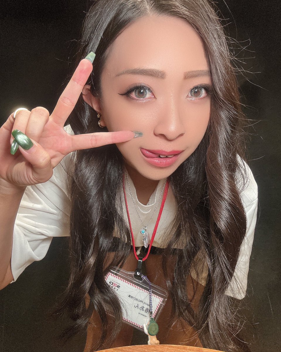 今日はあおりちゃん生誕だよー！！
みんなでお祝いしよ🎈
夏っぽさ全開でお待ちしてます〜！！🌺