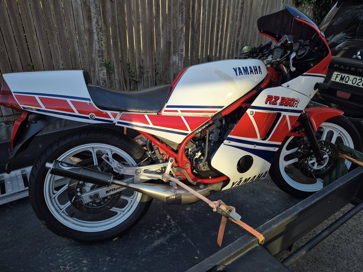 Ian Oleary's 1985 Aussie, RZ350R, 134kg and 'damn quick'. Cracking looking bike. Who would fancy a blast on this?
#classicbikeshows #classicmotorcycle #classicbike #motorcycleclub #classicmotorcycles #motorbikelife #classicbikes #motorcycleevents