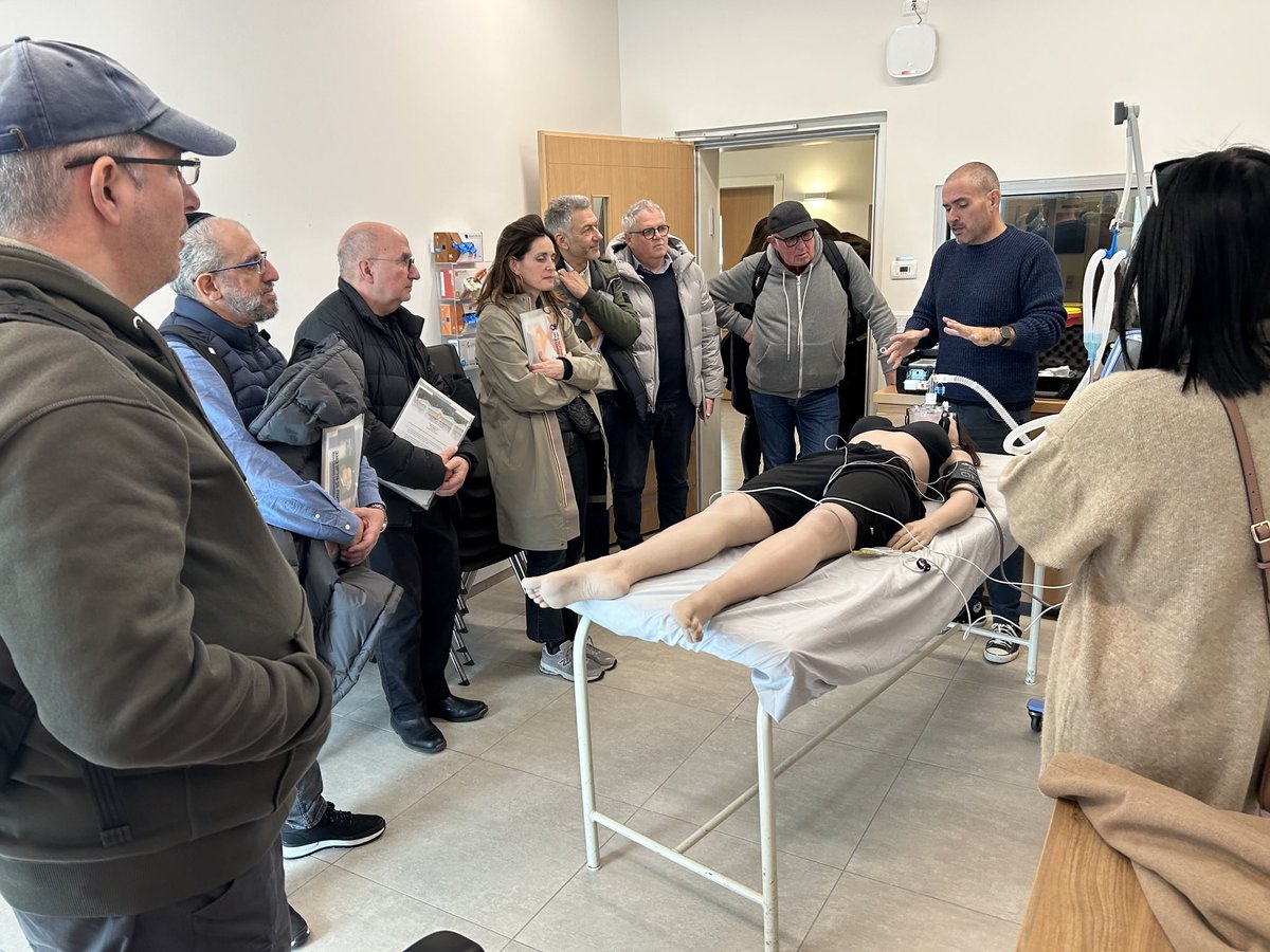 fsju's tweet photo. Solidarité pleine et entière avec les habitants d’Israel cible des missiles balistiques du régime des Mollahs. Pensées émues à nos amis de Beer Sheva partenaire du FSjU et au merveilleux hôpital de #Soroka touché ce matin.
#Keshet #Israel #Iran #Beer_Sheva https://t.co/O9UhHZ8xqe