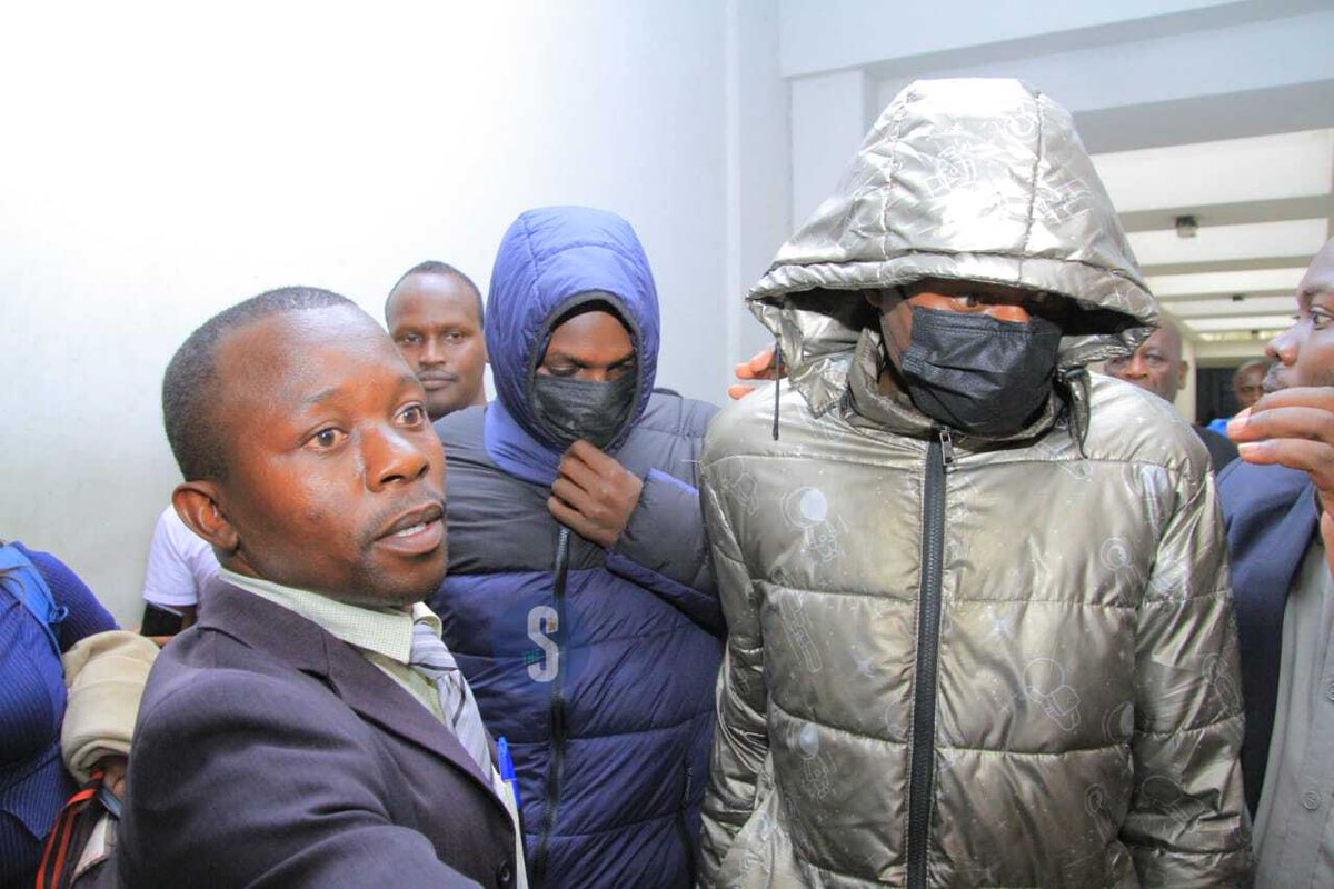 TheStarKenya's tweet photo. Two police officers, Masinde Barasa and Duncan Kiprono, accused of shooting a masked street vendor during anti-police protests in Nairobi's CBD on Tuesday, have been arraigned at the Milimani Law Courts in Nairobi on June 19, 2025.
📸Ezekiel Aminga
#starkenyanews https://t.co/1djeOxB8um