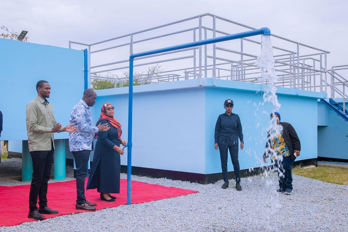 Rais wa Jamhuri ya Muungano wa Tanzania, Mhe. Dkt. Samia Suluhu Hassan akifungua mradi wa Maji na Usafi wa Mazingira wa Lamadi, Wilayani Busega wakati akihitimisha ziara yake ya kikazi mkoani Simiyu tarehe 19 Juni, 2025.