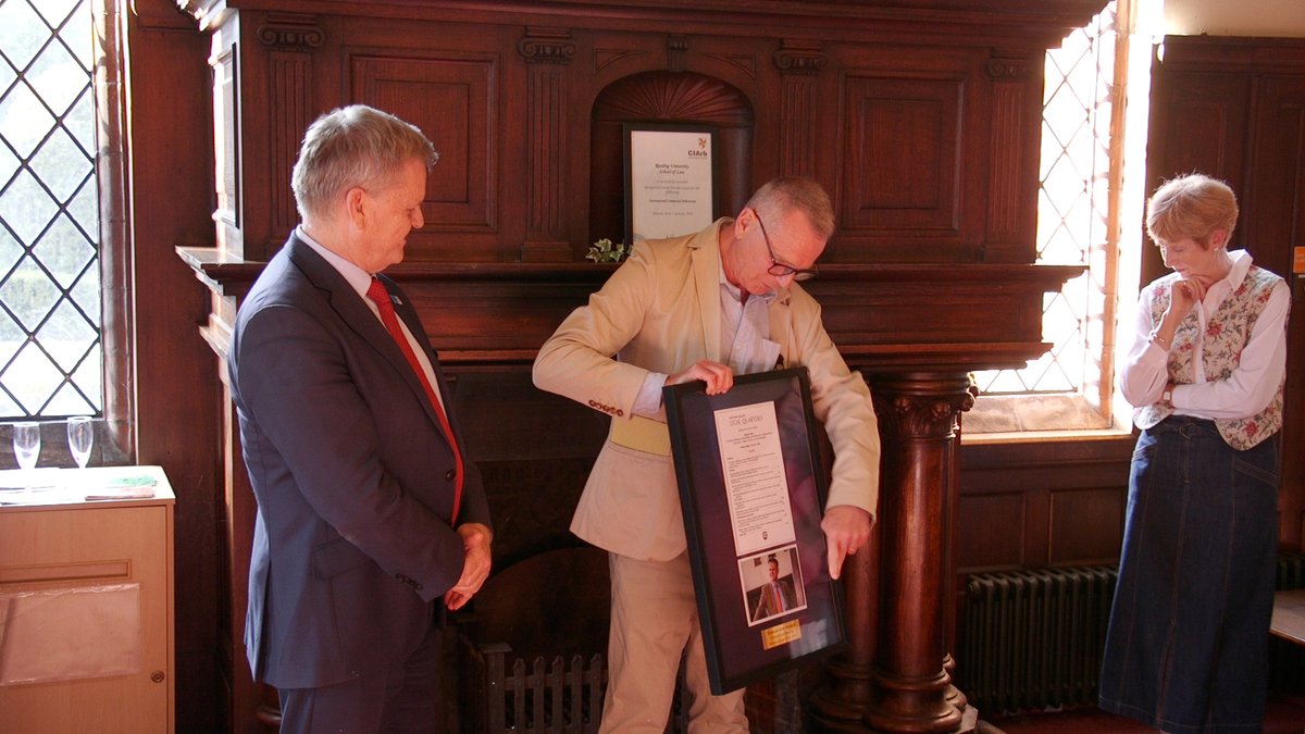 T_Callus's tweet image. Celebrating 50 years of law @UniRDG_Law @UniRdg_Alumni @UniofReading with presentation by VC Robert Van de Noort of commemoration of Special Issue of @NILegalQ in honour of Emeritus Professor Chris Newdick. Available open access: nilq.qub.ac.uk/index.php/nilq…