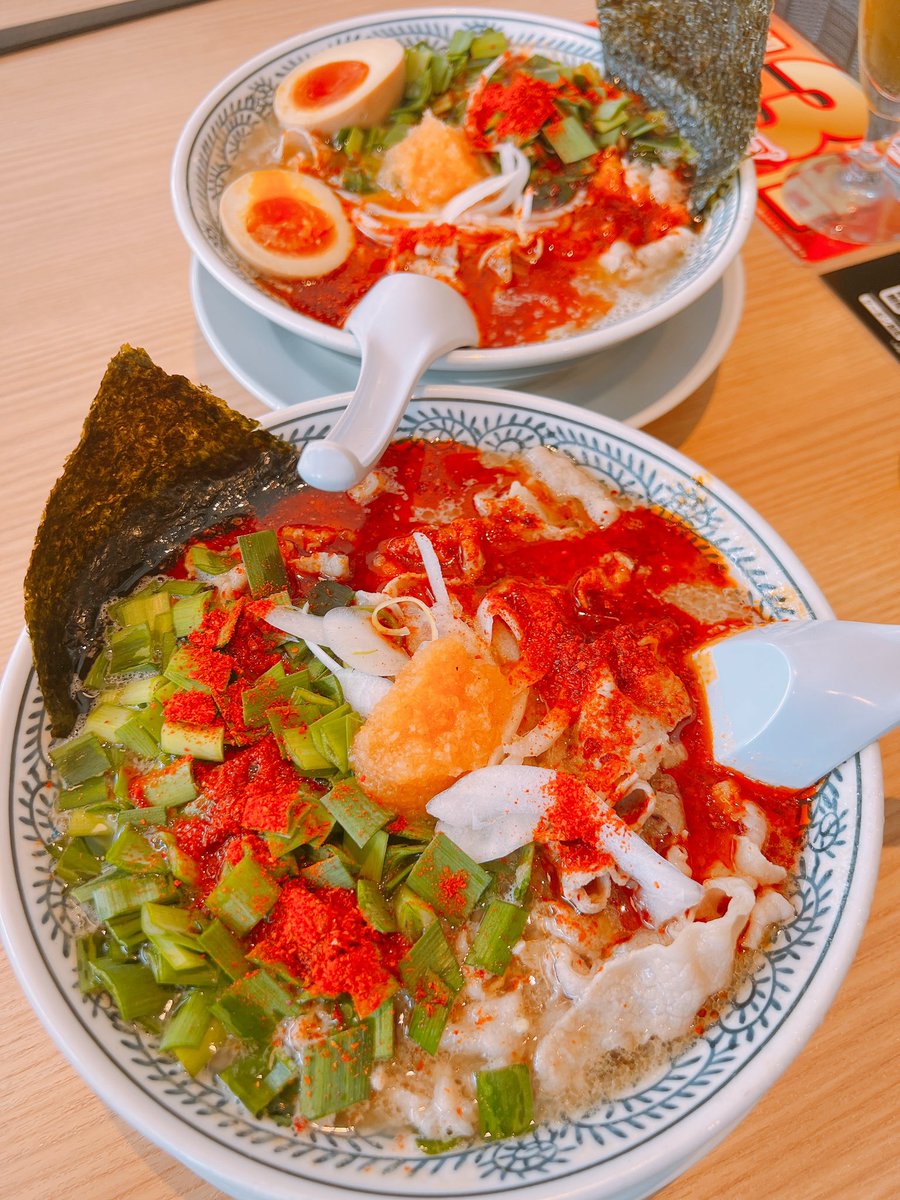 yoshit4174's tweet photo. 家族でラーメン屋に来ました✨当たり前の何気ない事が幸せって、よく言うよね。家族の思い出というのは、「何億円積まれても出来るものではないのね。」お金の価値ではないんだよ。一瞬、一瞬を大切にしたいと本当に思うよ^ ^食べたラーメンは辛くてボリューミーでした😊
#家族　#ラーメン　#夢 https://t.co/IsKEPaqmOJ